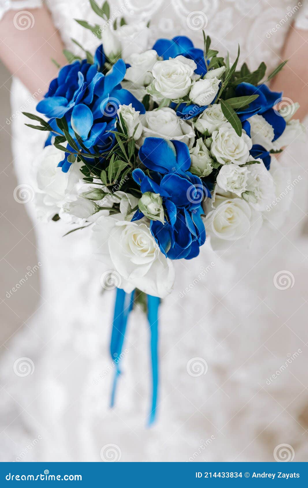Ramo De Boda De Rosas Blancas Y Flores Azules En La Mano De La Novia En La  Ceremonia Cintas Azules. Decoración Floral En Un Foto de archivo - Imagen  de pétalo, novia: