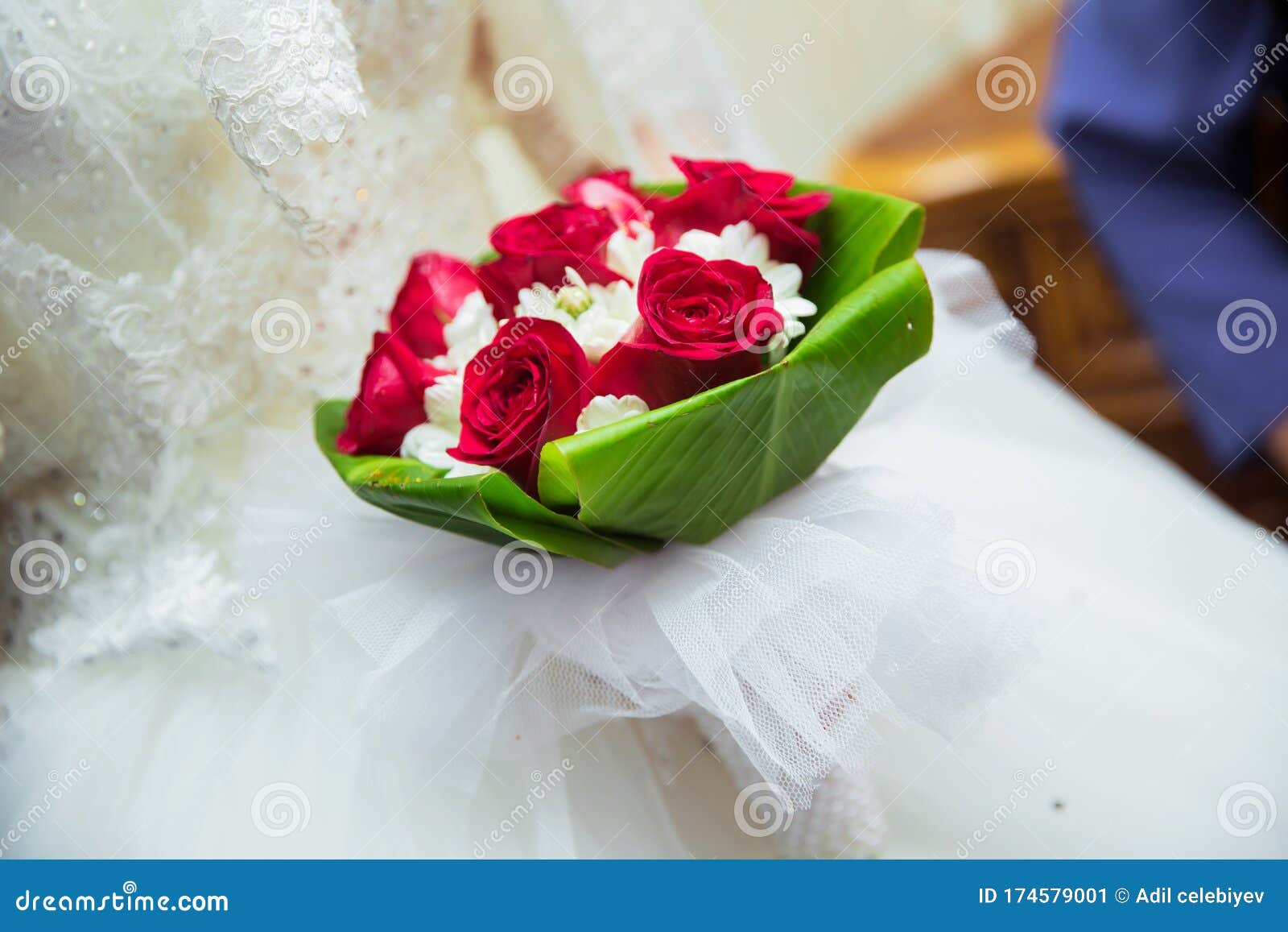 Ramo De Boda De Rosas Rojas En Las Manos De La Novia . Primer Plano De Las  Manos De La Novia Sosteniendo Hermoso Ramo De Boda De R Imagen de archivo -