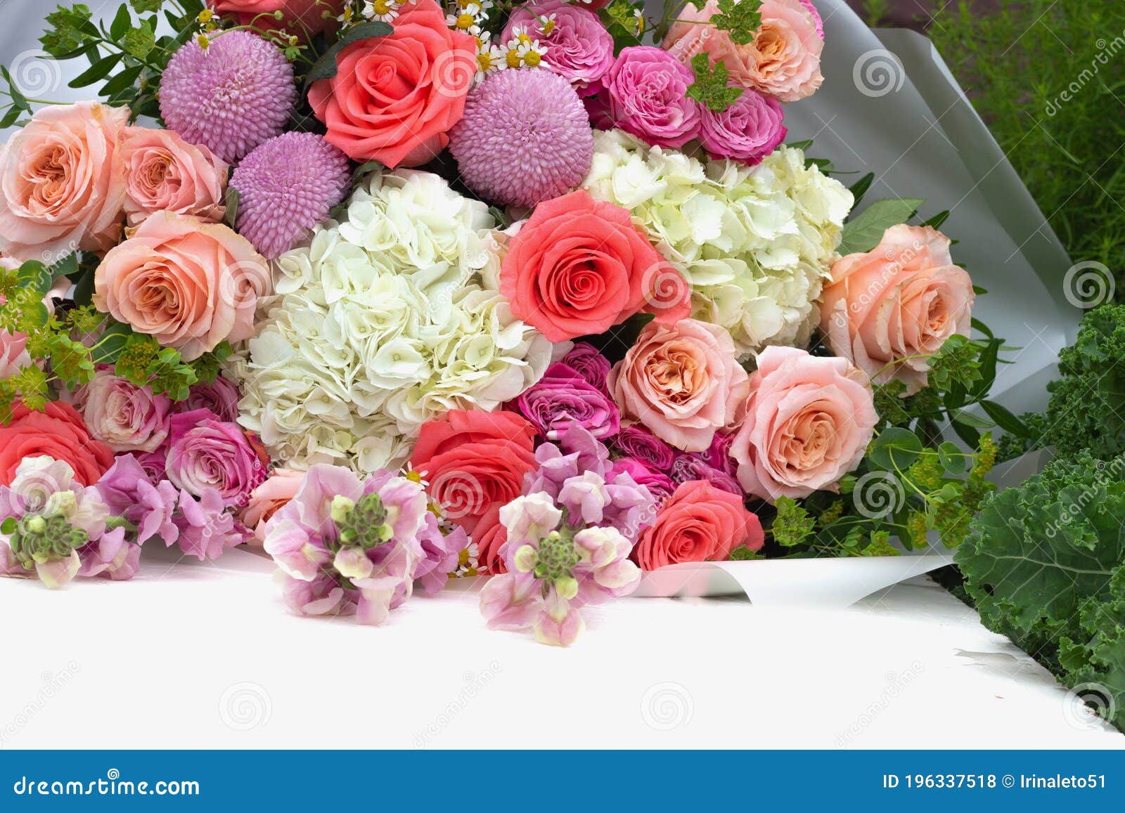 Ramo De Bodas O Arreglos Florales De Rosas Rosas Rosas Y Blancas,  Crisantemos, Hortensias Sobre Una Mesa En Un Jardín De Verano Foto de  archivo - Imagen de verde, cierre: 196337518