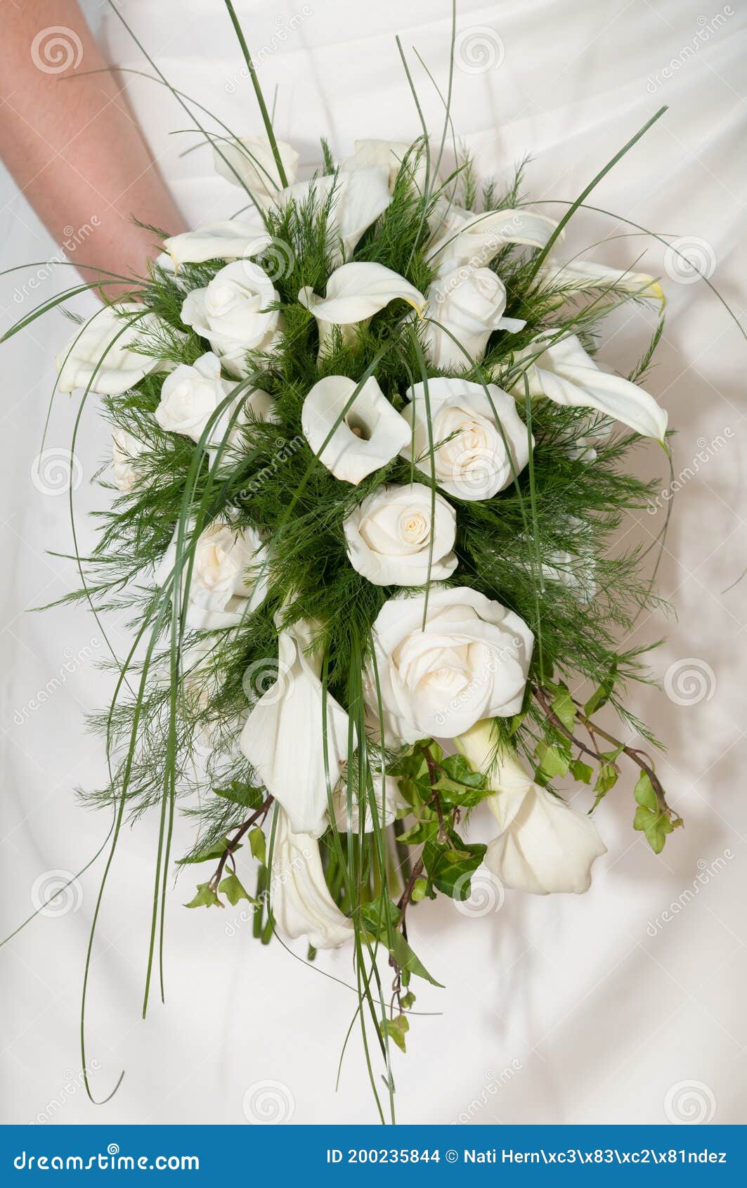 Ramo De Flores De Calila Y Rosas Blancas. Zantedeschia Aethiopica. Lirios.  Calas. Rosas. Foto de archivo - Imagen de hojas, acontecimiento: 200235844