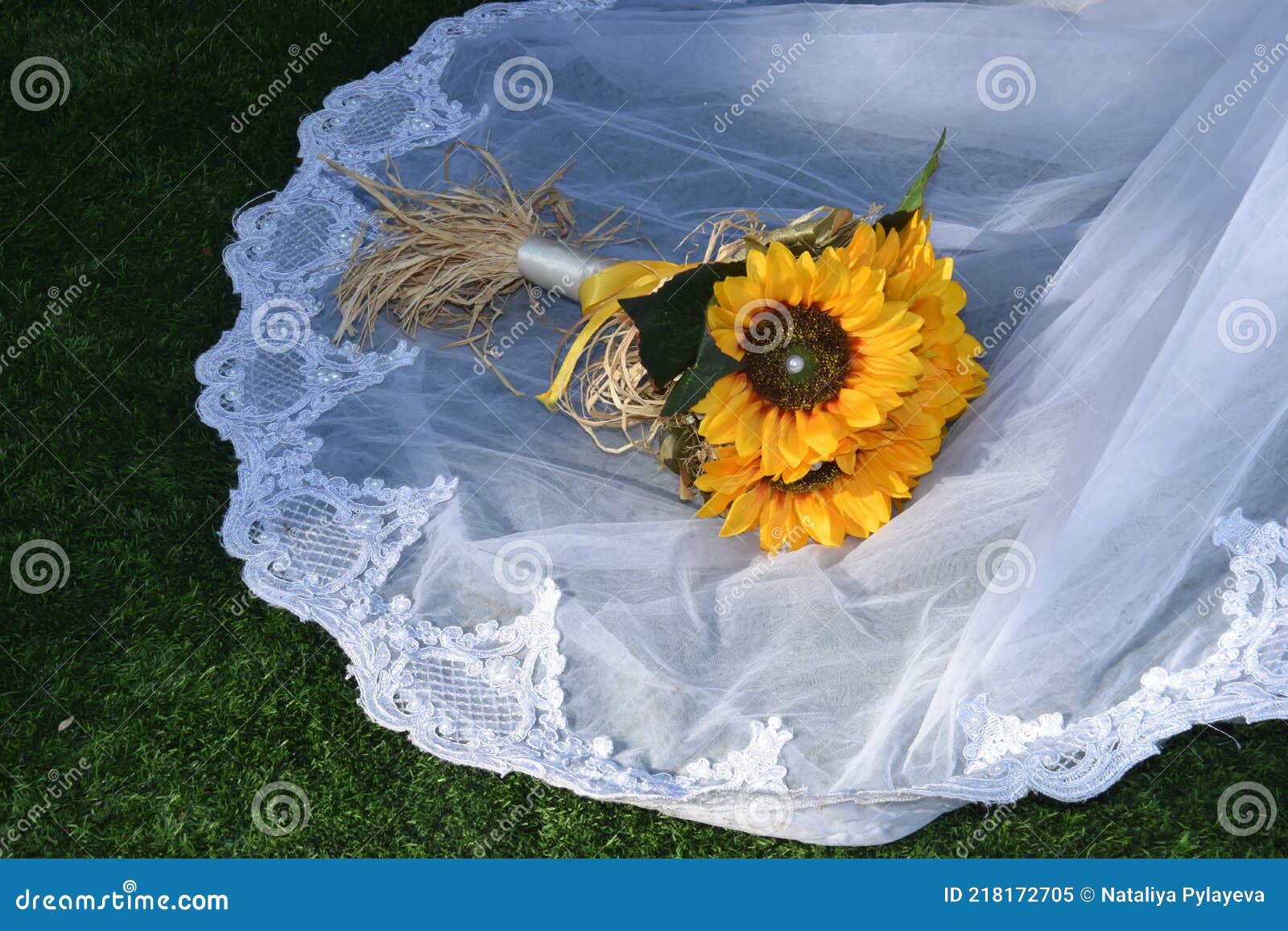 Ramo De Flores De Girasol Amarillo En Vestido De Novia Blanco Imagen de  archivo - Imagen de fresco, amor: 218172705