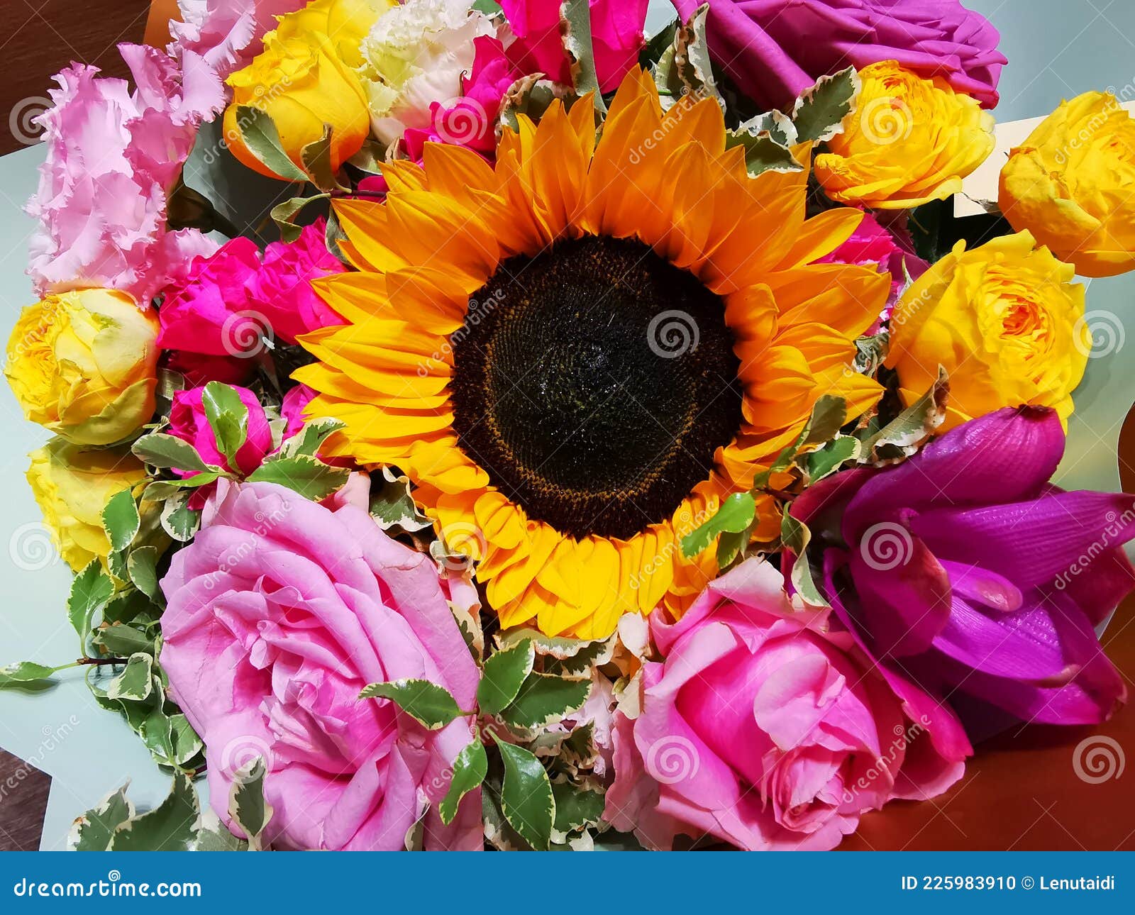 Ramo de flores girasol foto de archivo. Imagen de azul - 225983910
