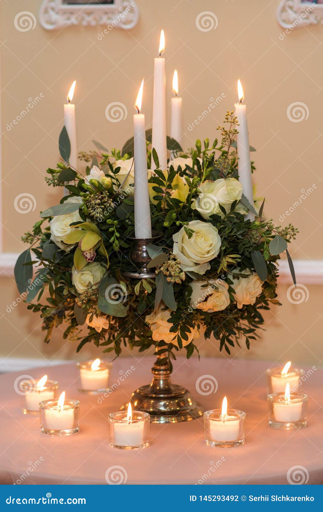 Ramo De Flores Y Candelabros Con Velas Foto de archivo - Imagen de imagen,  quema: 145293492, image size:1067x1690