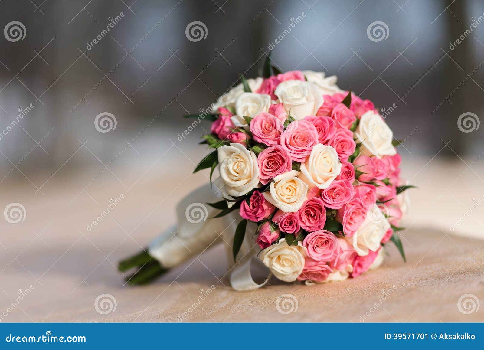 Ramo De La Boda De Rosas Blancas Rojas Imagen de archivo - Imagen de  casado, hojas: 39571701