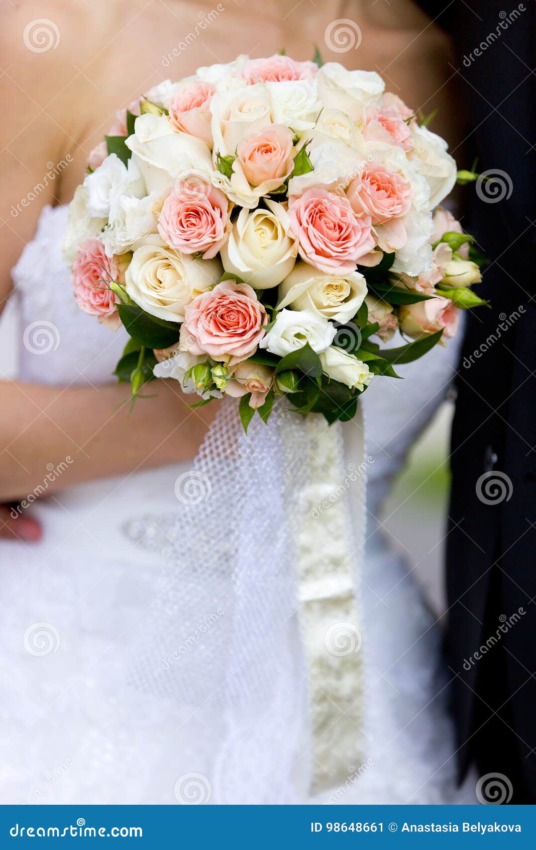 Ramo De La Boda De Rosas Rosadas Y Blancas a Disposición De La Novia Imagen  de archivo - Imagen de boda, cintas: 98648661