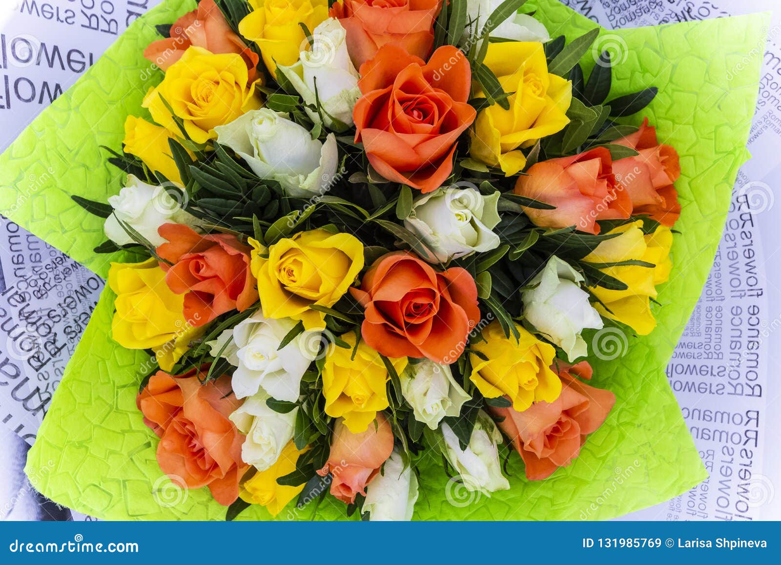 Ramo De La Flor De Rosas Blancas, Amarillas Y Anaranjadas Frescas, Visión  Superior, Decoración Floral Imagen de archivo - Imagen de aislado, saludos:  131985769