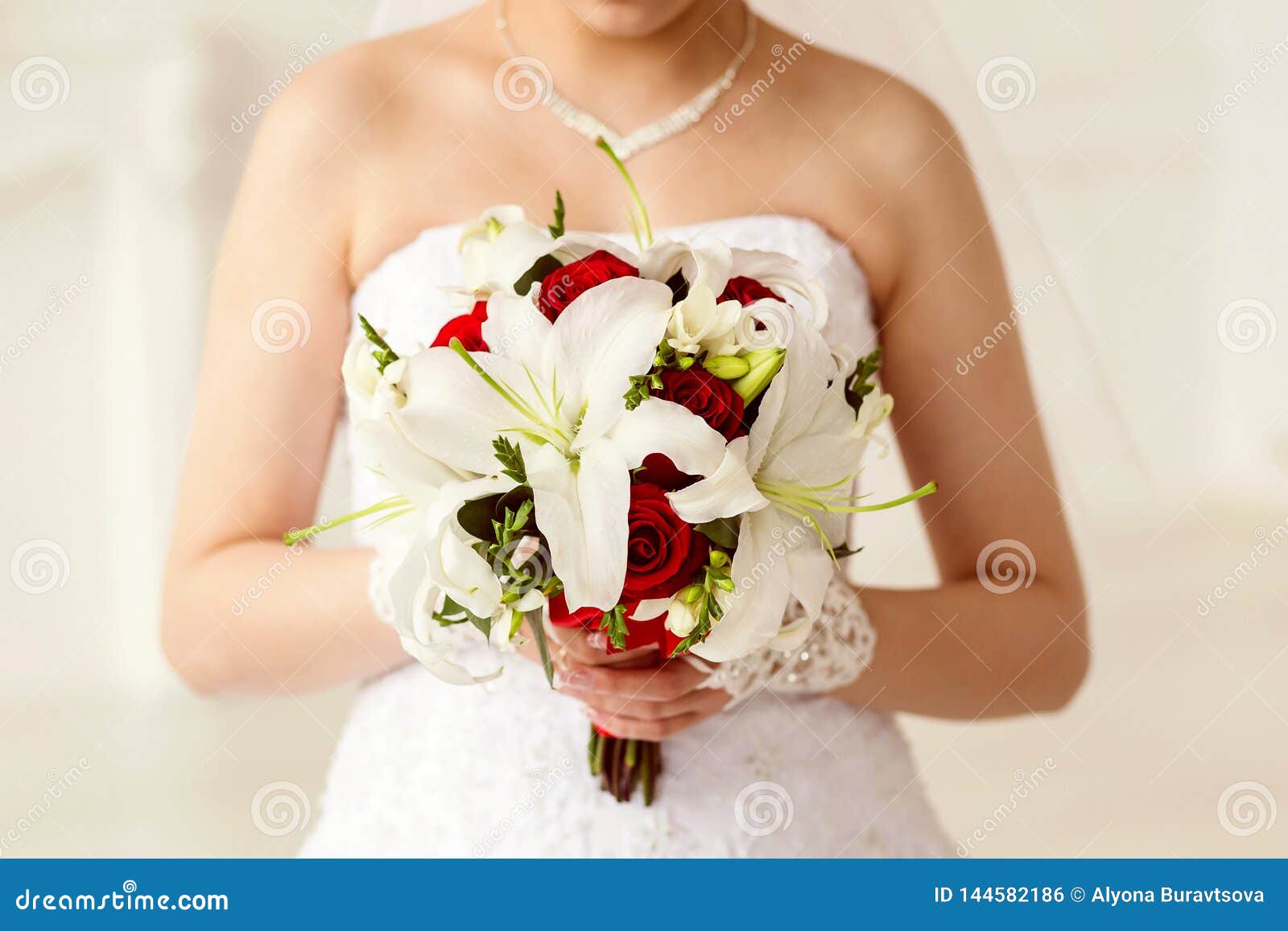 Ramo De La Tenencia De La Novia De Lirios Blancos Y De Rosas Rojas Foto de  archivo - Imagen de encantador, planta: 144582186