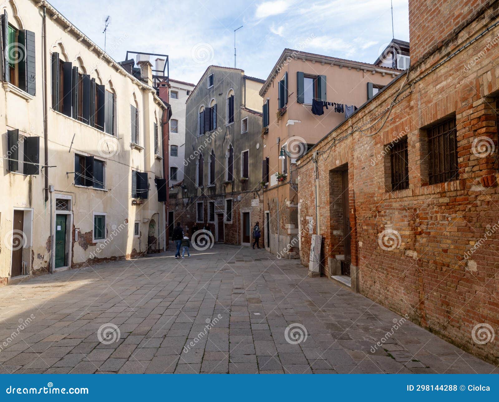 ramo de le oche street, venice, italy