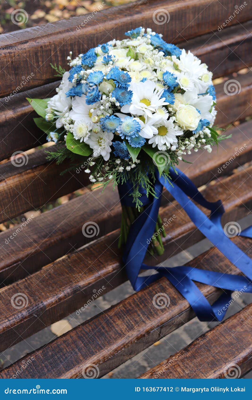 Ramo De Matrimonio De Flores Blancas Y Azules Con Cinta Azul Foto de  archivo - Imagen de belleza, boda: 163677412