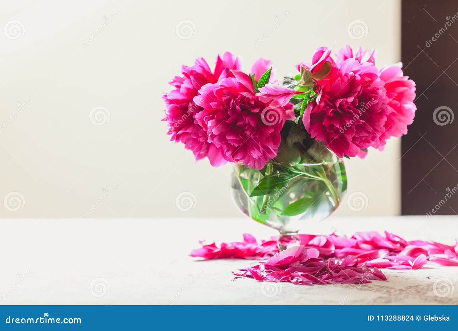 Ramo De Peonías Rojas En Florero En El Fondo Blanco Foto de archivo -  Imagen de cortocircuito, inmoralidad: 113288824