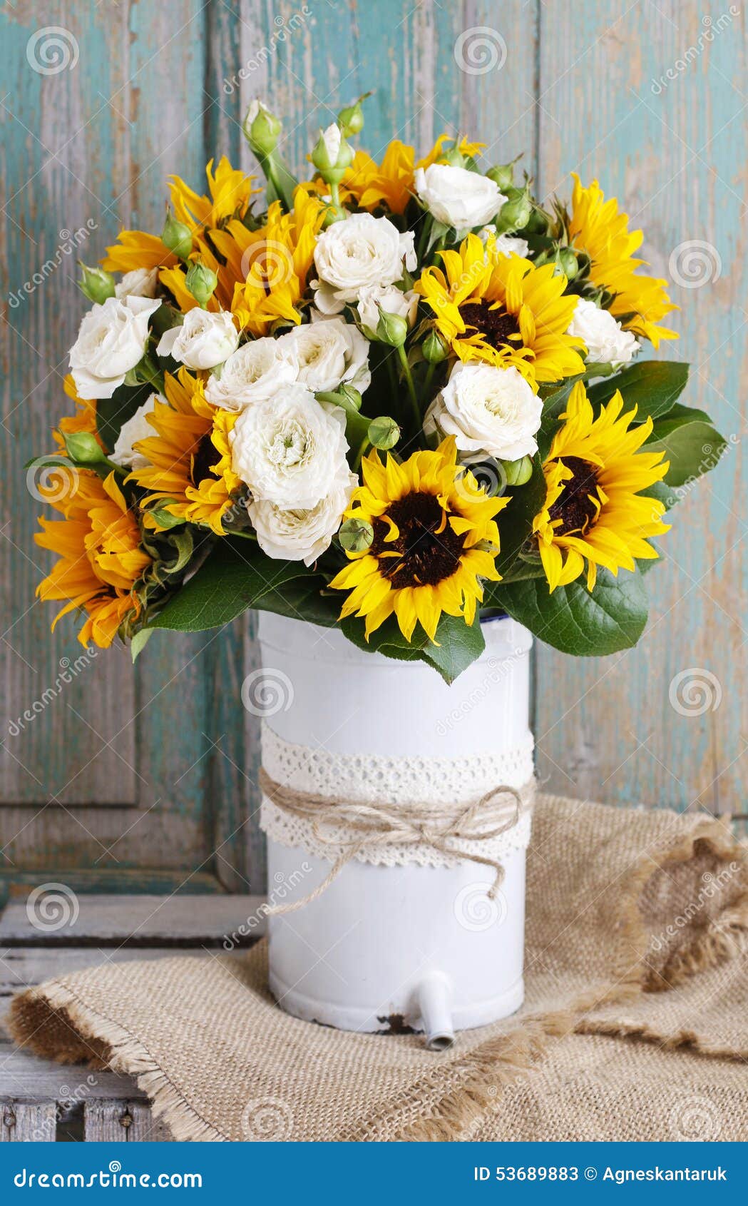 Ramo De Rosas Blancas Y De Girasoles Fotos de stock - Fotos libres de  regalías de Dreamstime