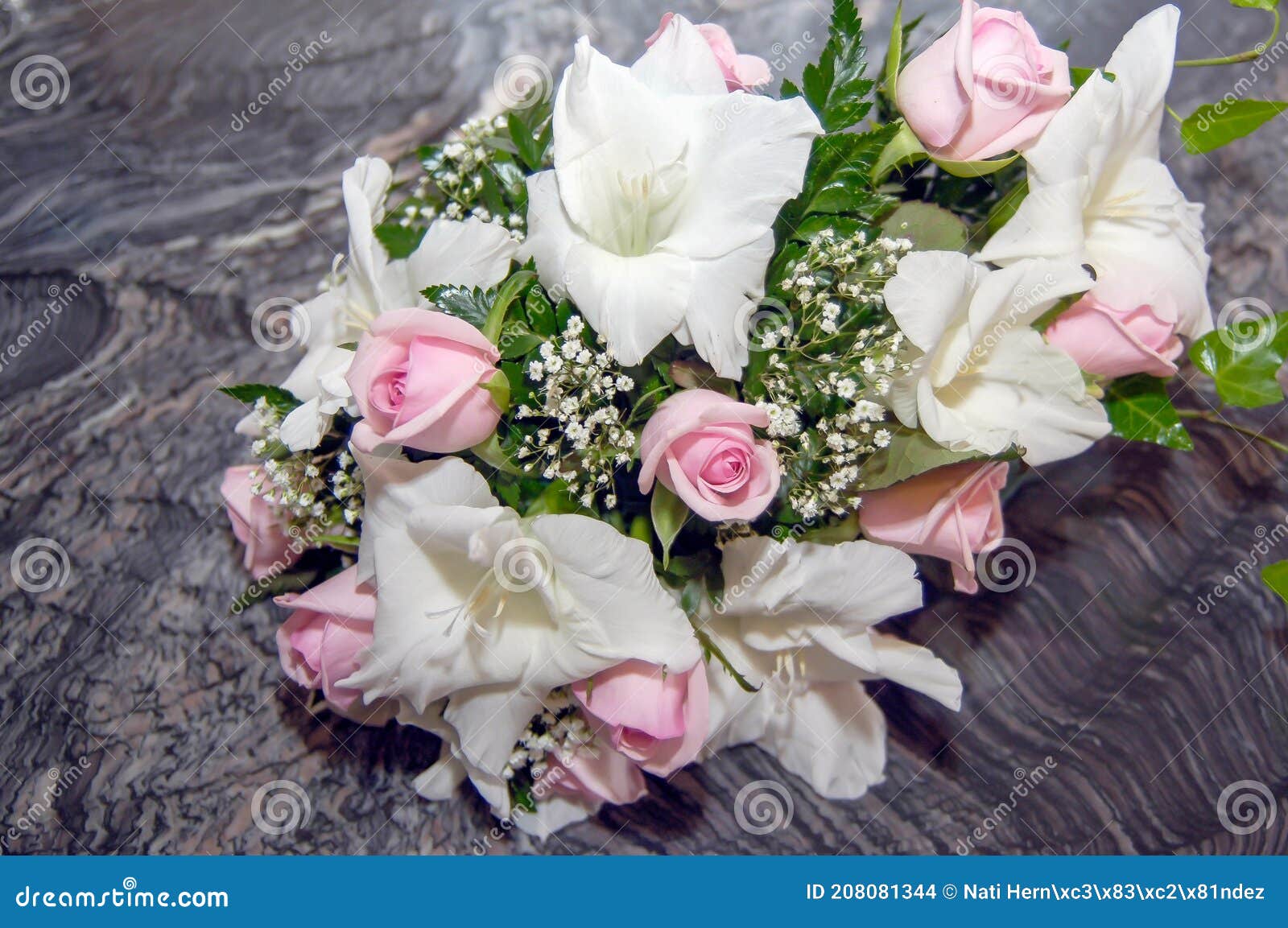Ramo De Rosas Rosadas Y Azucenas Blancas. Lilio. Foto de archivo - Imagen  de celebre, gris: 208081344