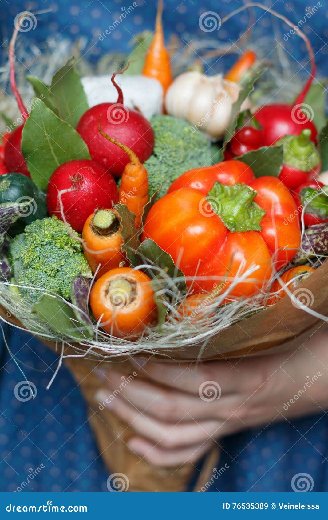 Ramo De Verduras Frescas En Mano Del ` S De Las Mujeres Imagen de archivo -  Imagen de habas, fresco: 76535389