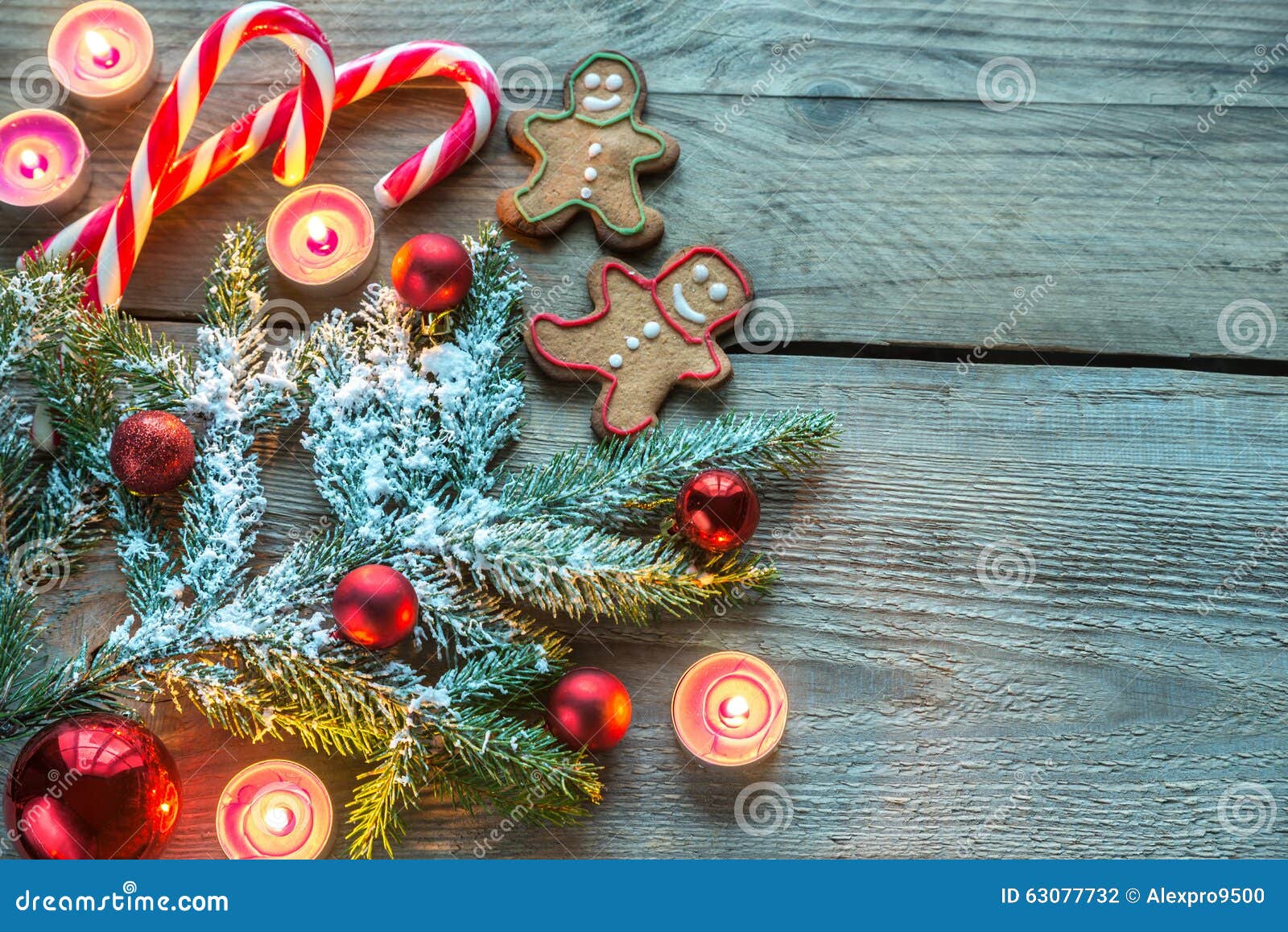 Albero Di Natale Decorato Con Biscotti.Ramo Decorato Dell Albero Di Natale Con I Biscotti E Le Caramelle Fotografia Stock Immagine Di Cedro Natale 63077732