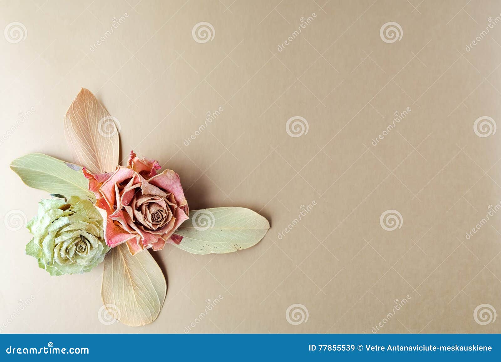 Ramo Seco De La Composición Del Vintage Con Las Rosas En Fondo Del Oro Contexto útil Para Las Invitaciones De Boda Y El Otro Día Imagen de archivo - Imagen de ramo, Ramo Seco De La Composición Del Vintage Con Las Rosas En Fondo Del Oro Contexto útil Para Las Invitaciones De Boda Y El Otro Día Imagen de archivo - Imagen de ramo,