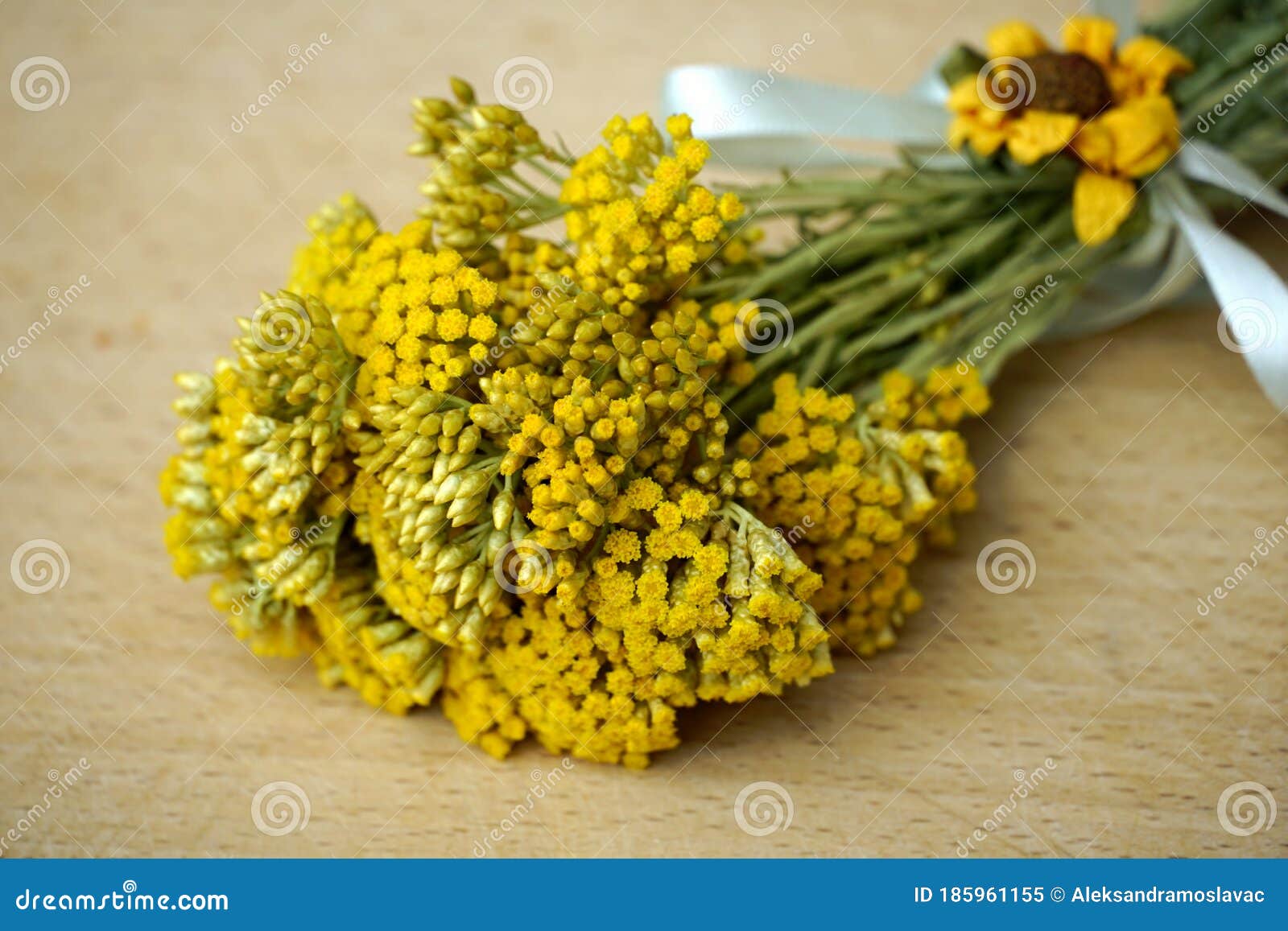 Ramos De Imortador Ou De Flores Permanentes Imagem de Stock - Imagem de  erva, escolhido: 185961155