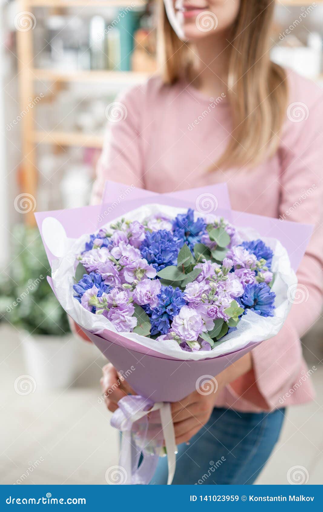 Ramos De Jacintos Azules Y Matthiola Del Color De La Lila En Mano De La  Mujer Flores De La Primavera Del Jardinero Holandés Conce Imagen de archivo  - Imagen de amor, brote: