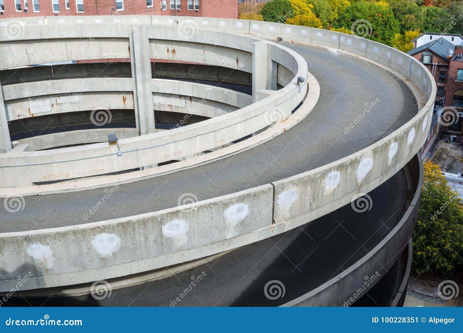 Rampa Llana Multi Espiral Del Parking Imagen de archivo - Imagen de  edificio, asoleado: 100228351, image size:1600x1150