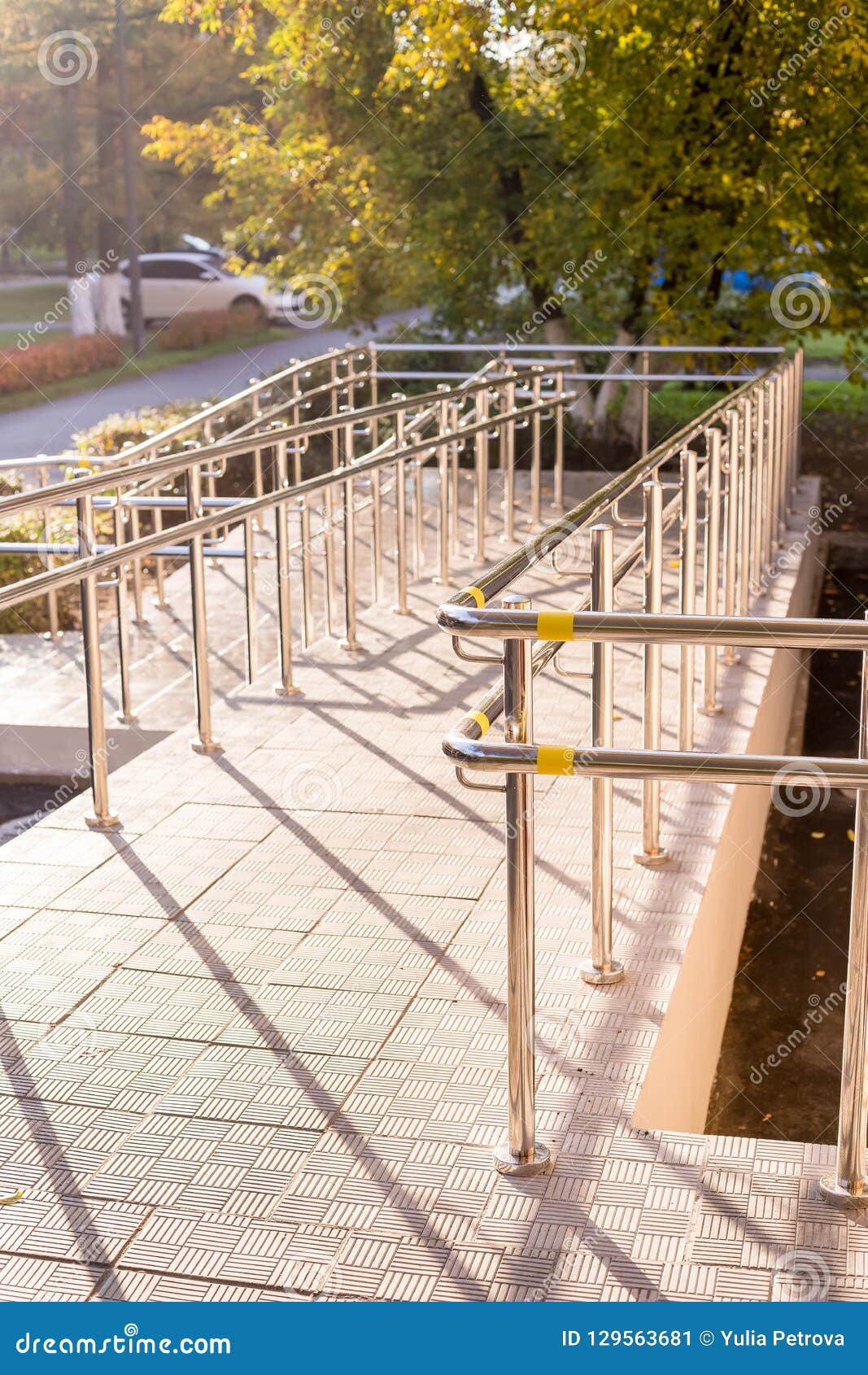 Rampenweise für Stützrollstuhl Concret-Rampenweise mit Edelstahlhandlauf für Stützrollstuhlbehinderter. Rampenweise für Stützrollstuhlbehinderter