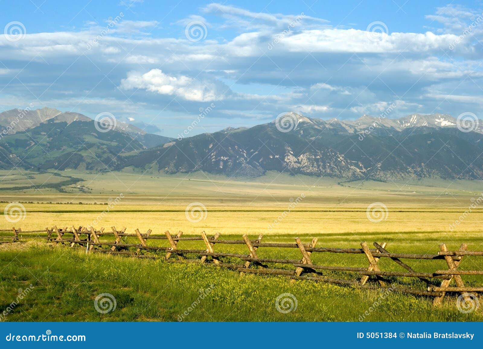 Rancho de Montana foto de stock. Imagem de amarelo, montanha 5051384