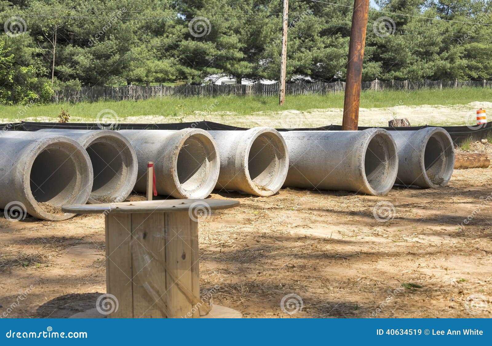 Photo libre de droit de Nouveau Tuyau De Ponceau De Drainage En Métal  Ondulé Installé Dans Le Fossé Sous La Route banque d'images et plus  d'images libres de droit de Route 