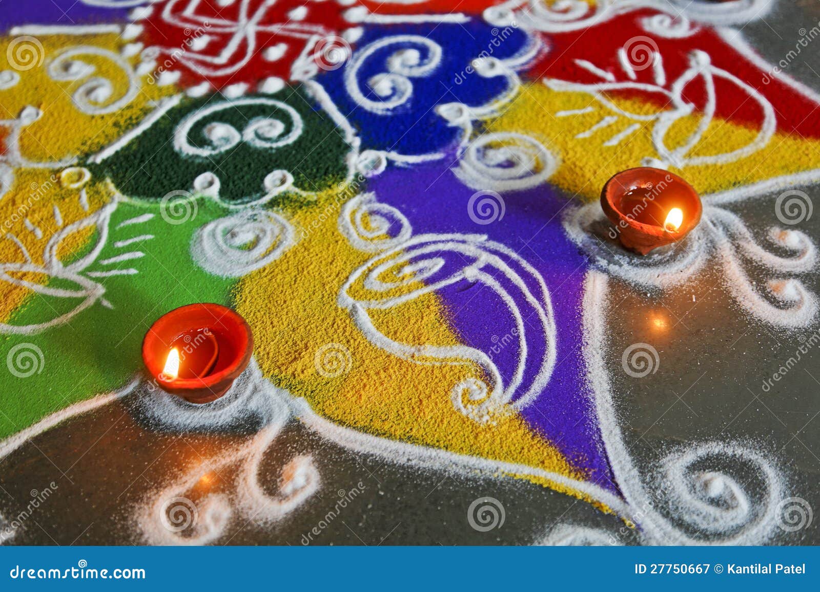 Rangoli y extracto de la diva. Son drenados drenado asperjando los polvos coloreados, rangoli una aduana en hogar hindú durante divali y el Año Nuevo festivo de las ocasiones por ejemplo