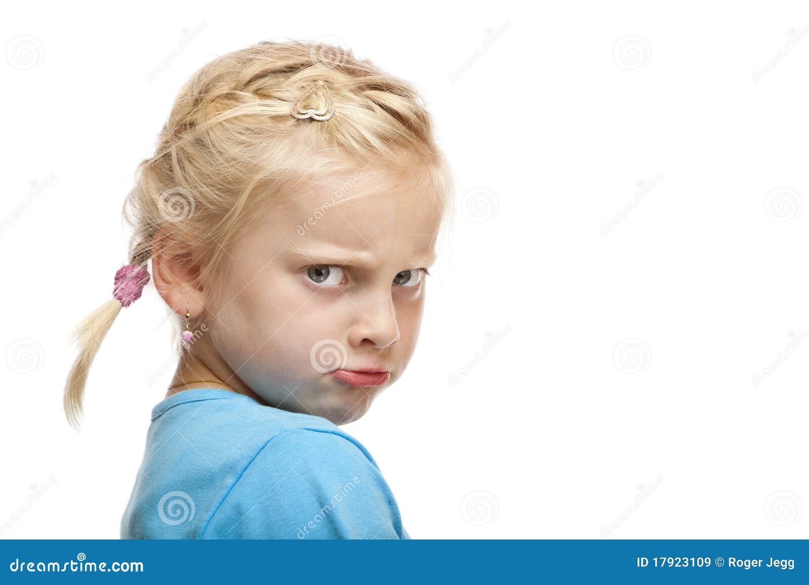 A Rapariga Olha Irritada E Ofendida Na Câmera Imagem De Stock Imagem De Fofofo Caucasiano