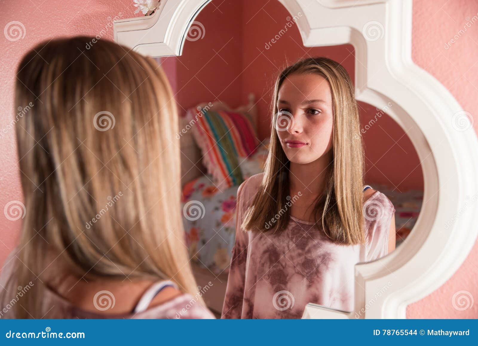 Menina bonita tomando selfie no espelho fotos, imagens de © vershinin.photo  #231776786
