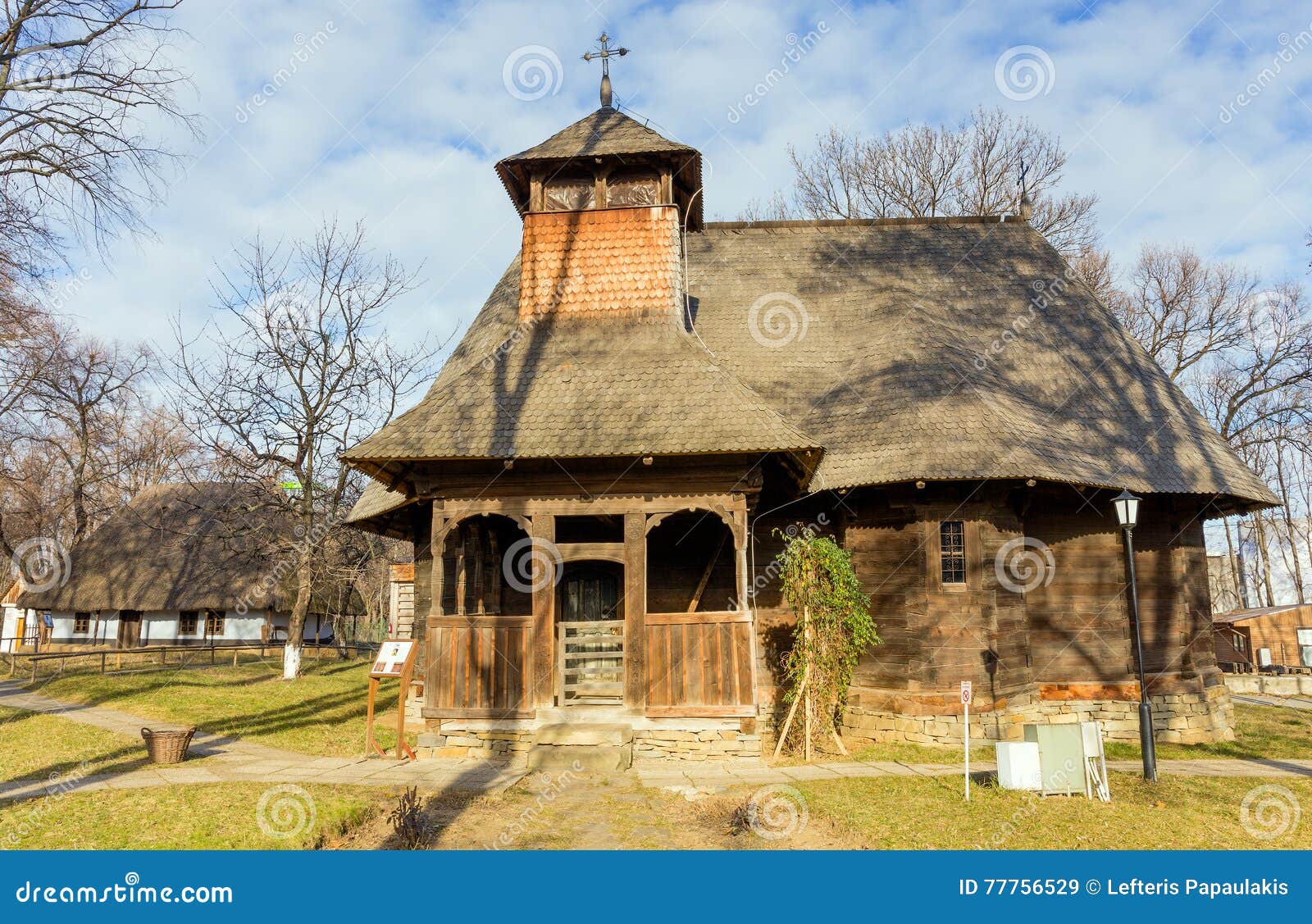 Rapciuni kościół w wioski muzeum, Bucharest, Rumunia. Kościół od Rapciuni wioski, NeamÈ› okręg administracyjny Kościół budował w 1773, w czasach książe Grigore Ghica, według daty piszącej scenariusz w Cyrillic na wejściowego drzwi otoczce