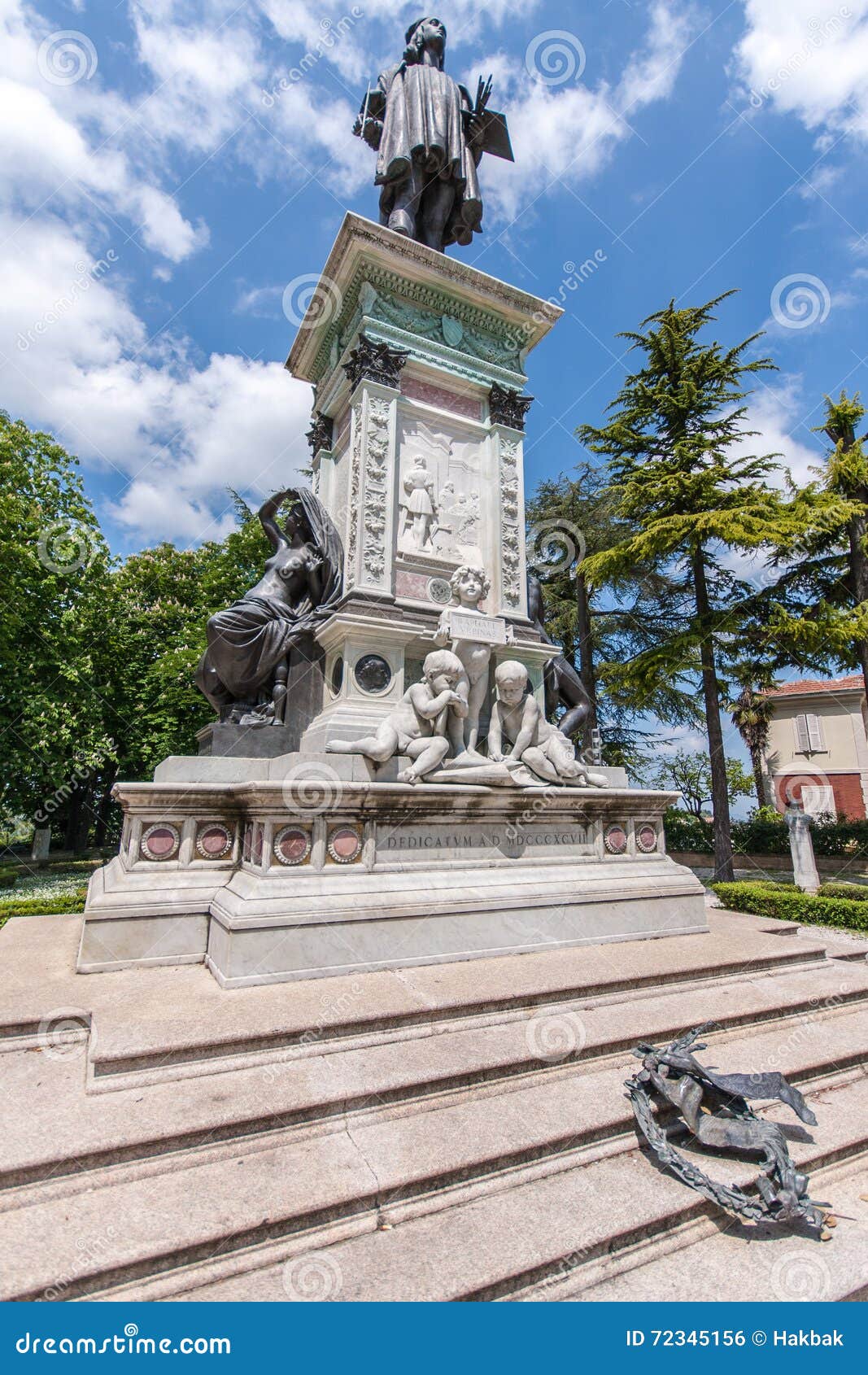 RAPHAEL in Urbino. Statue von Raffael in Urbino in Italien