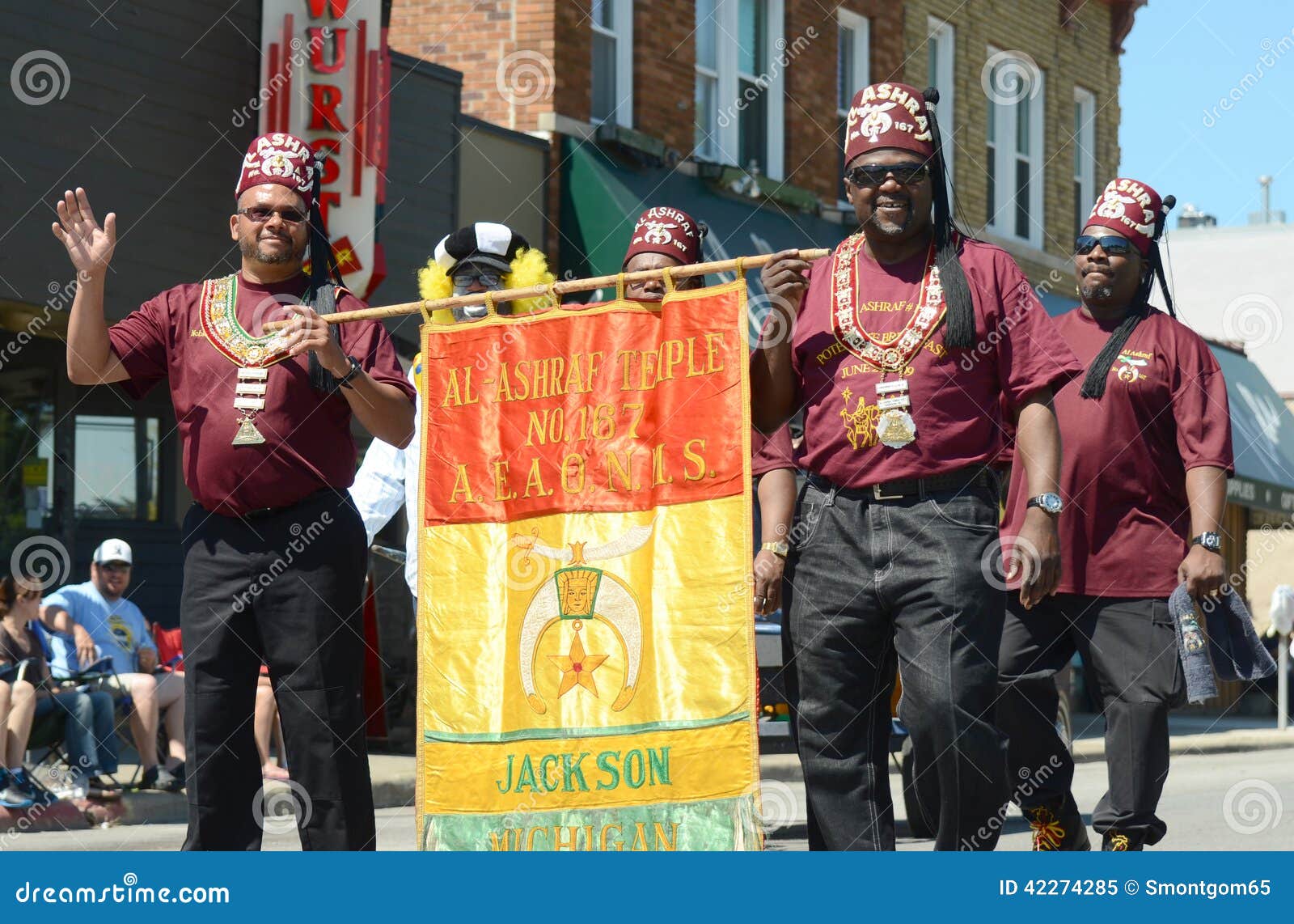 Rappresentanti di Al-Ashraf al Ypsilanti, MI quarto del parad di luglio. YPSILANTI, MI - 4 LUGLIO: Jackson, rappresentanti di Al-Ashraf di MI ondeggia al quarto della parata di luglio il 4 luglio 2014 in Ypsilanti, MI