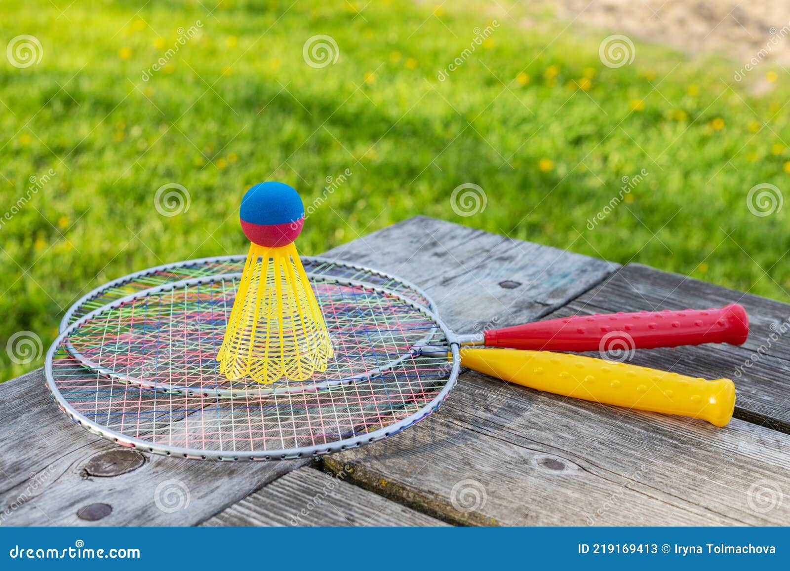 Volant De Badminton Sur La Table En Bois Concept De Sport Et D