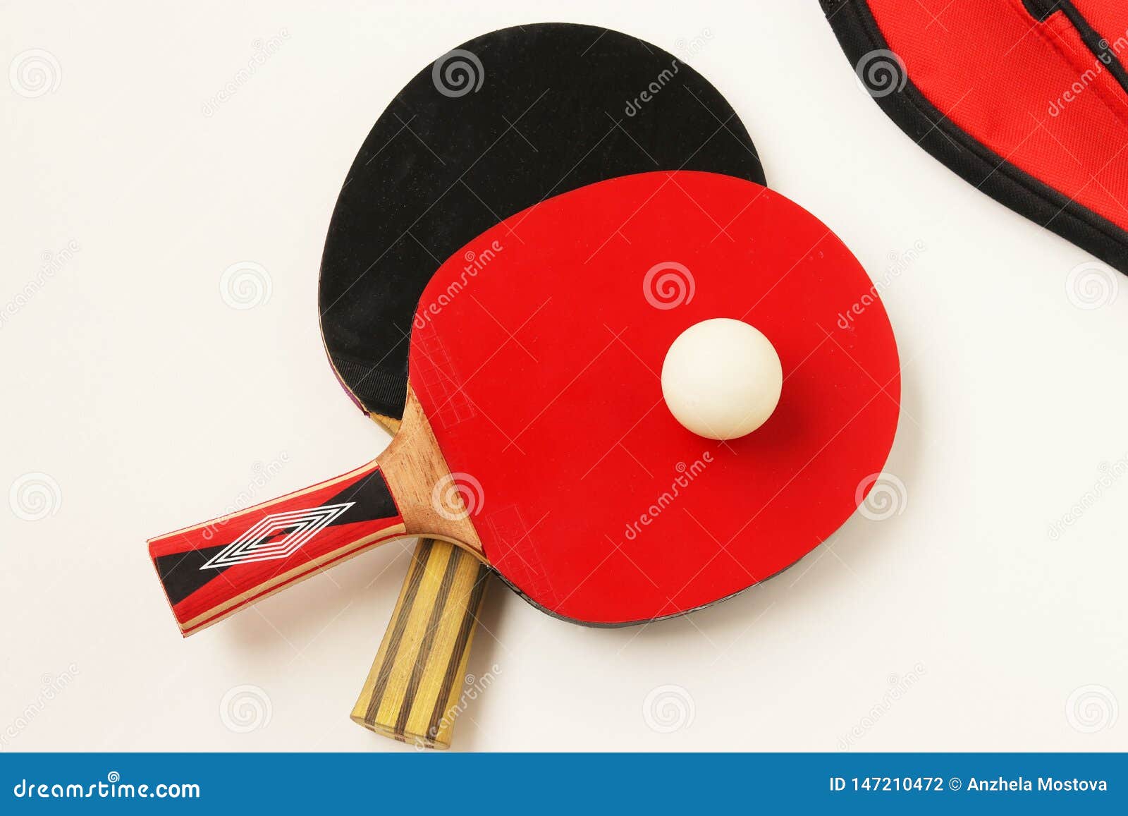 Raquette De Tennis De Table Noire Et Rouge Et Une Balle Blanche