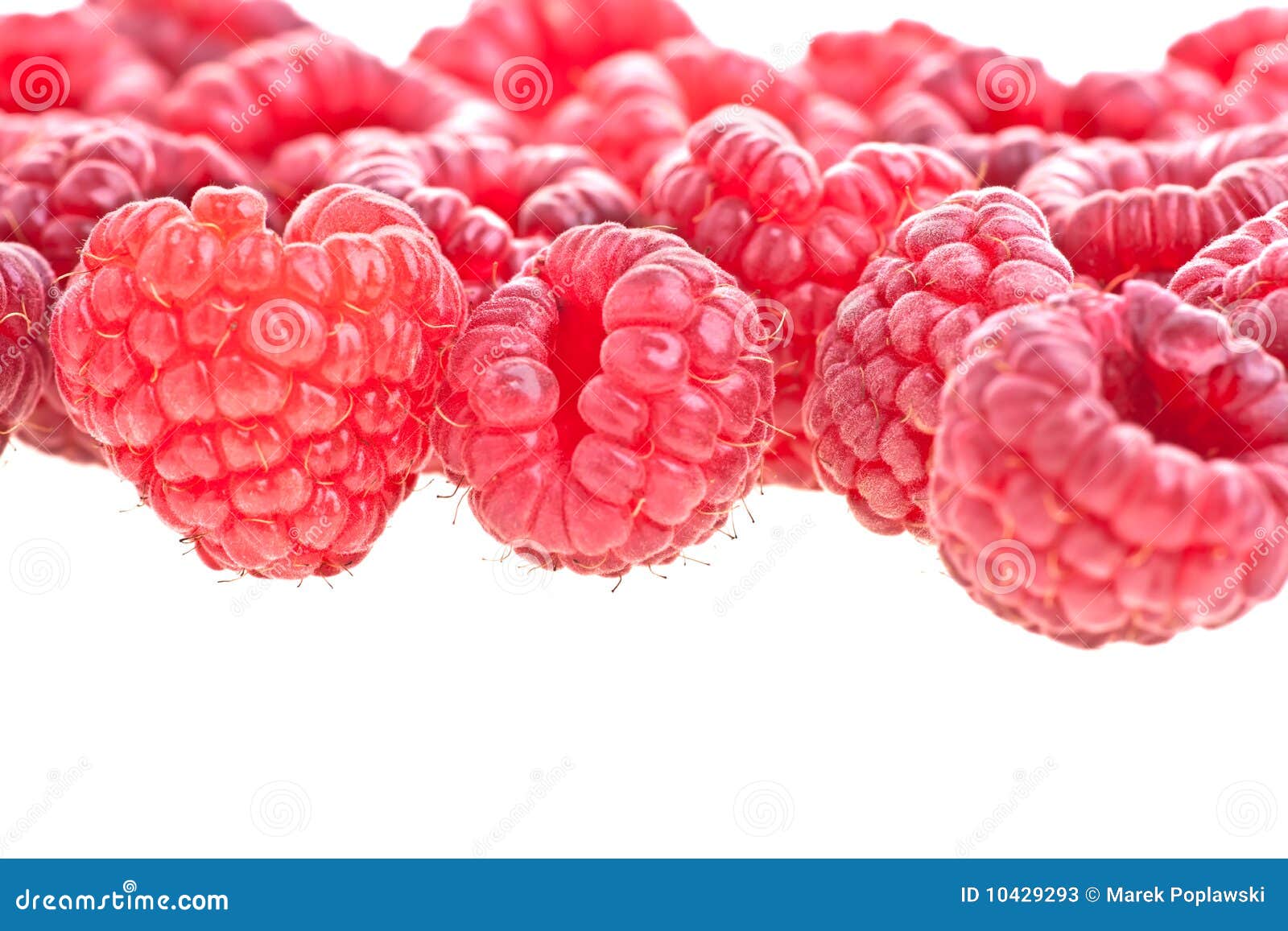 Rasberries. Macro van een stapel frambozen tegen witte achtergrond