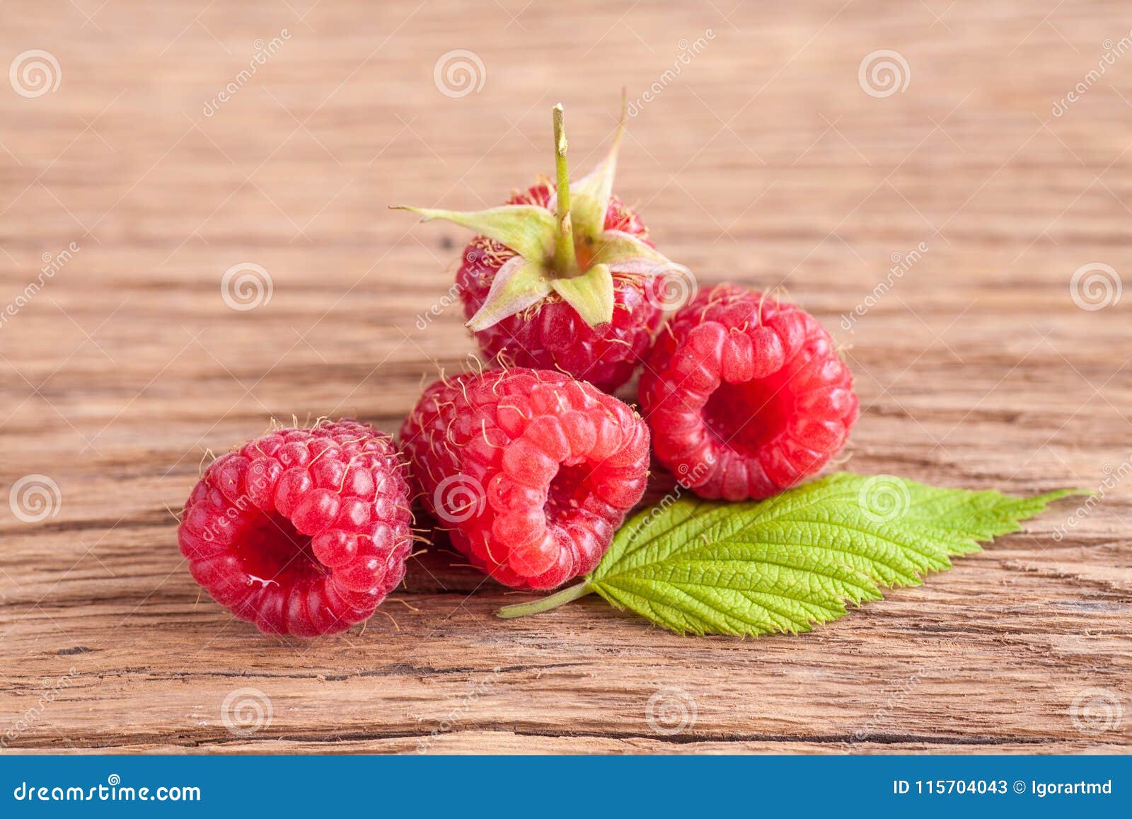Rasberry frais sur en bois. Rasberry frais sur le fond en bois Nourriture normale