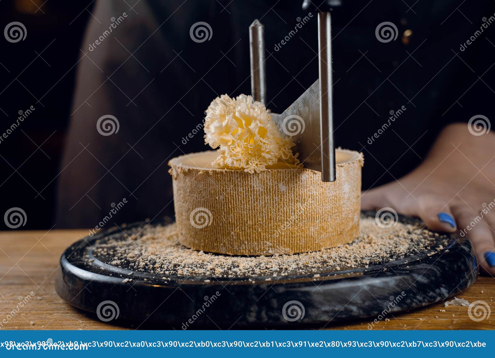 Raser Le Fromage Tete De Moine à L'aide D'un Couteau Girolle. Tête De Moine.  Variété De Fromage Suisse Semi-dur à Base De Lait De Photo stock - Image du  nourriture, délicatesse: 216584554