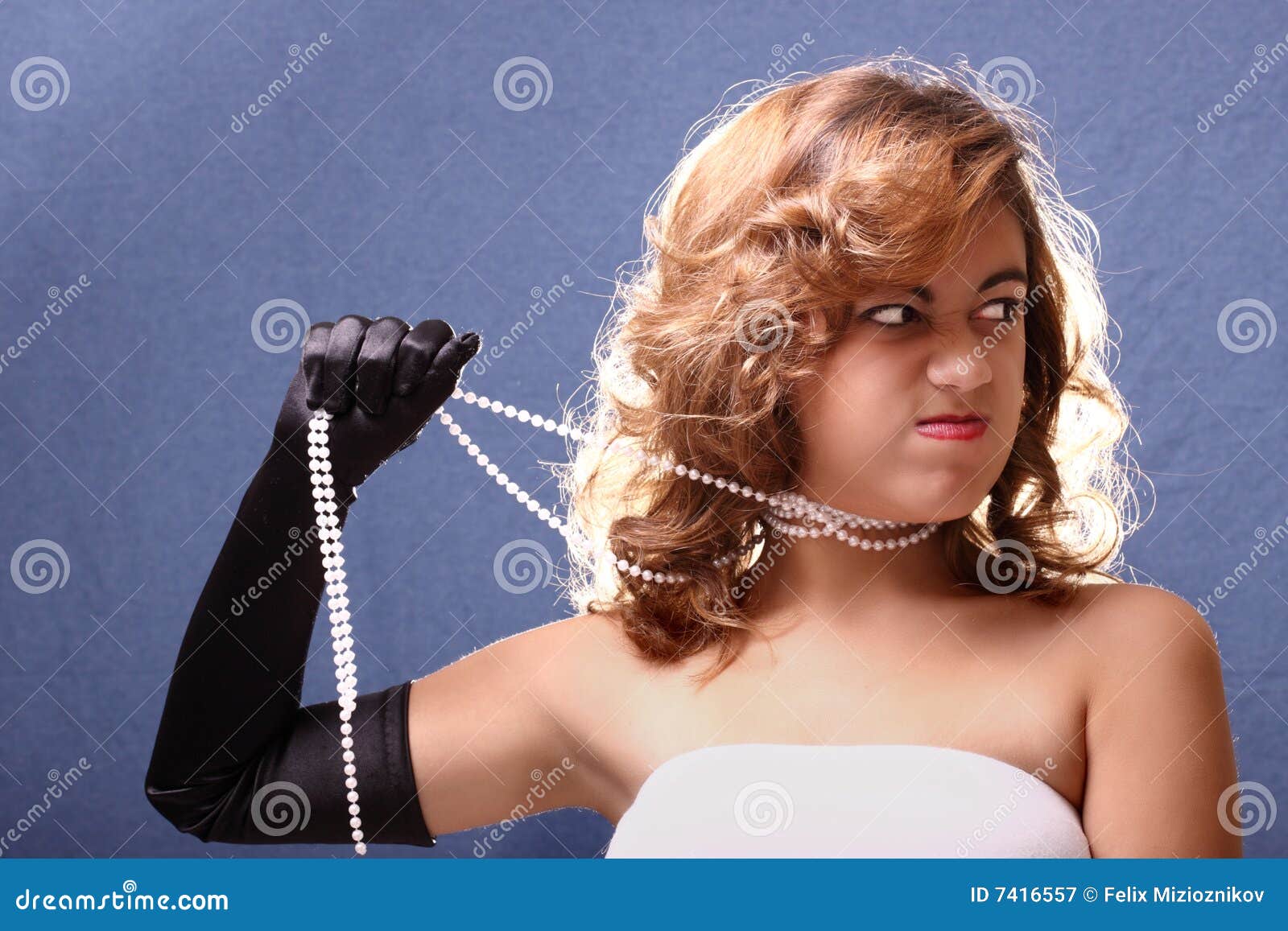 Rasgadura de las perlas imagen de archivo. Imagen de actitud 7416557