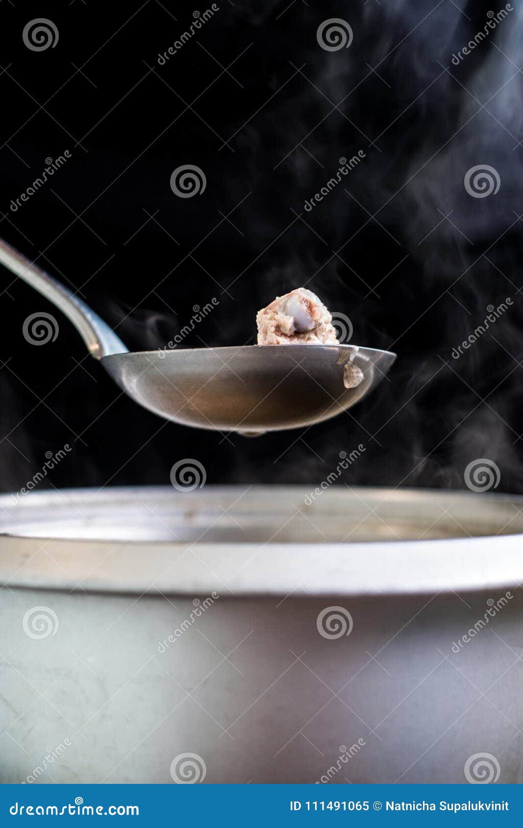 Rasgo Da Carne De Porco Na Colher Da Sopa Com O Potenciometro Quente Inoxidavel A Gota Da Agua A Cebola E O Vapor No Fundo Pret Imagem De Stock Imagem De Rasgo Da Carne De Porco Na Colher Da Sopa Com O Potenciometro Quente Inoxidavel A Gota Da Agua A Cebola E O Vapor No Fundo Pret Imagem De Stock Imagem De