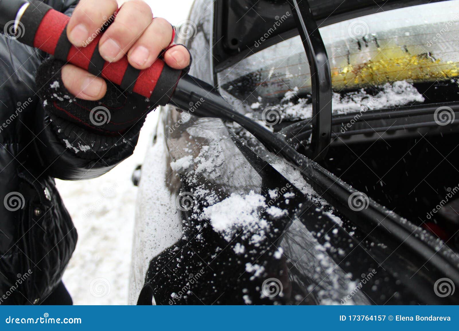 Raspador Para Retirar El Hielo Y La Nieve En Coche En Invierno Imagen de  archivo - Imagen de transporte, blanco: 173764157, rascador hielo coche 