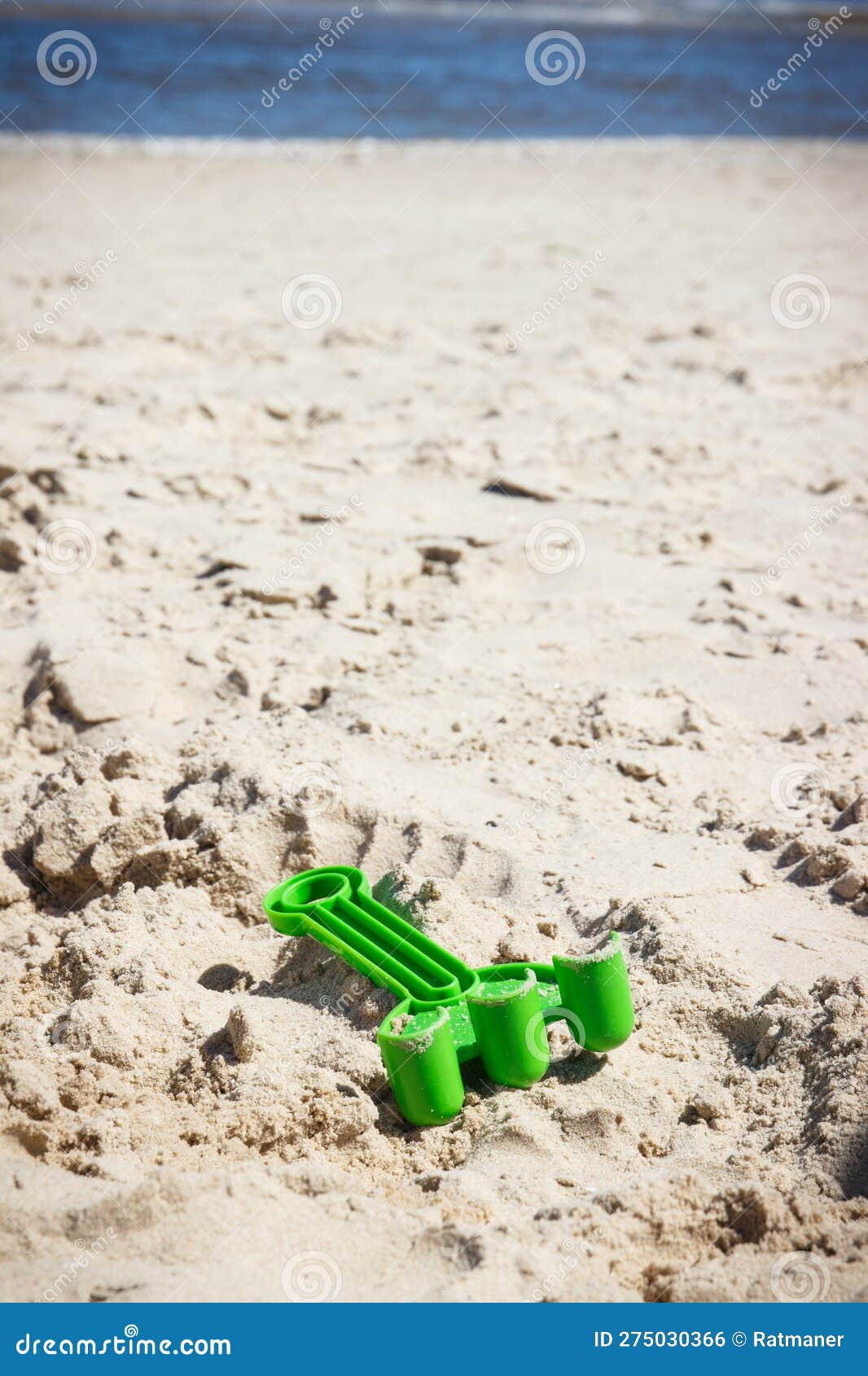 Rastrillo Verde Plástico Para Relajarse O Jugar En La Playa. Tiempo De  Vacaciones Y Desarrollo Del Niño Foto de archivo - Imagen de verde, pala:  275030366