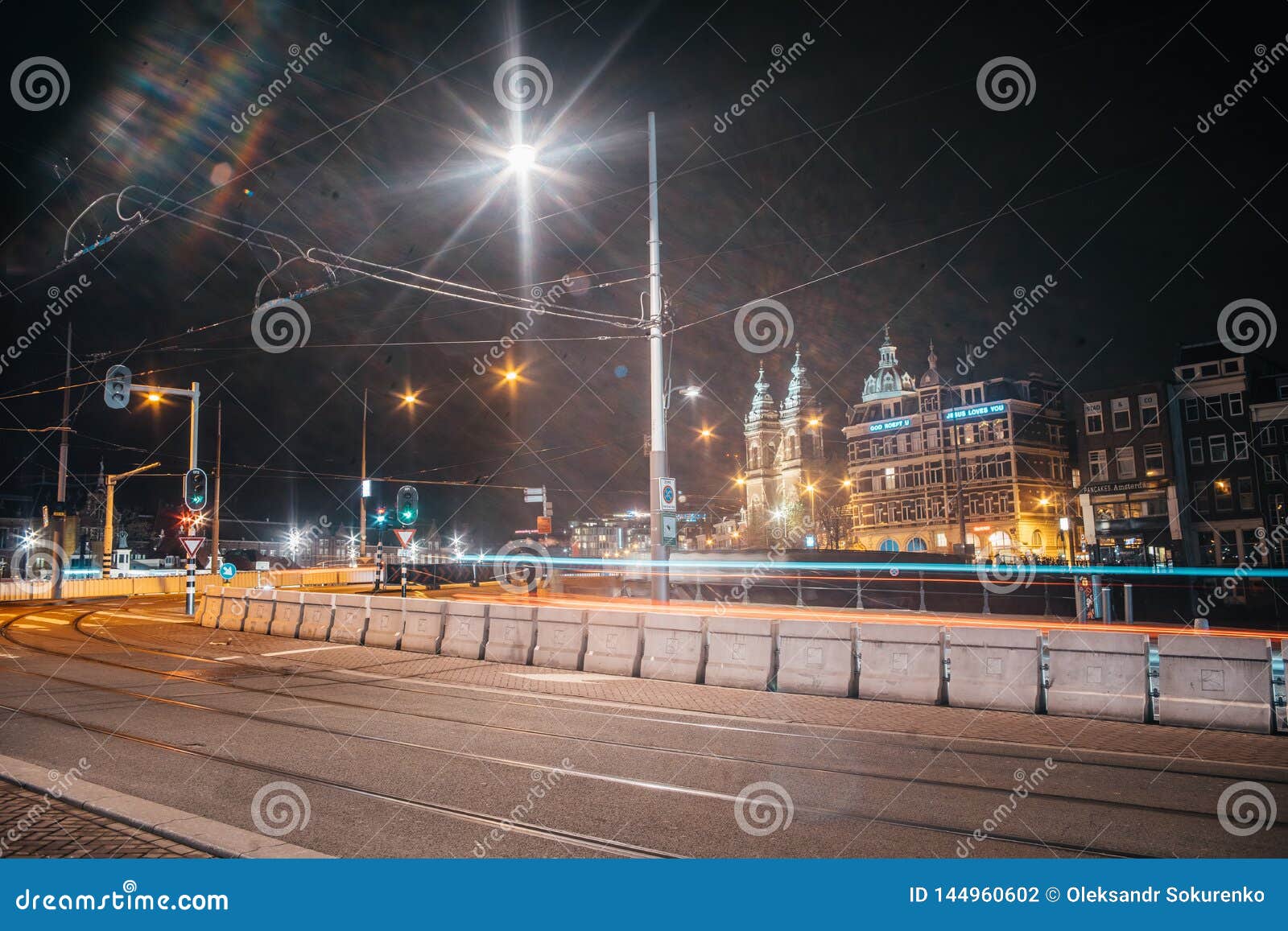 Rastros de la luz de la tranv?a en la capital europea de la noche