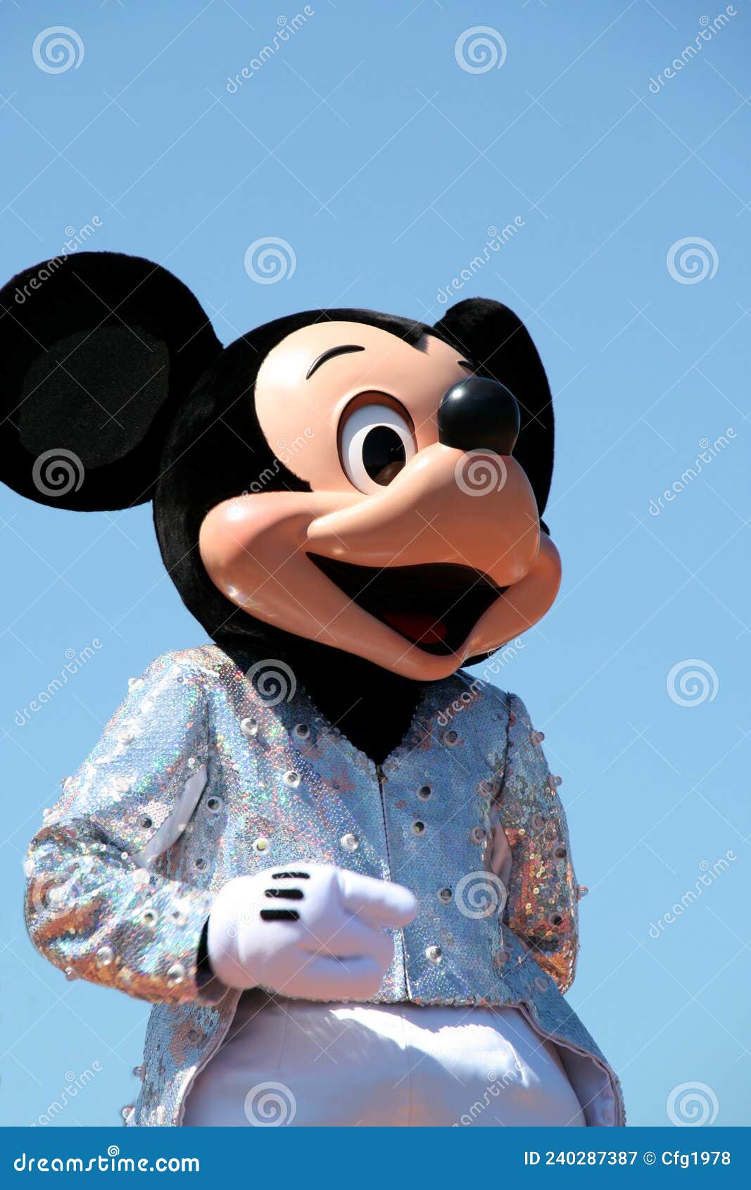 Ratón Mickey. Personaje De Walt Disney Un Desfile De Disneyland. Mundo De Disney. Mickey En De Noche. Persona Disfrazad Fotografía editorial - Imagen mundo, disneyland: 240287387