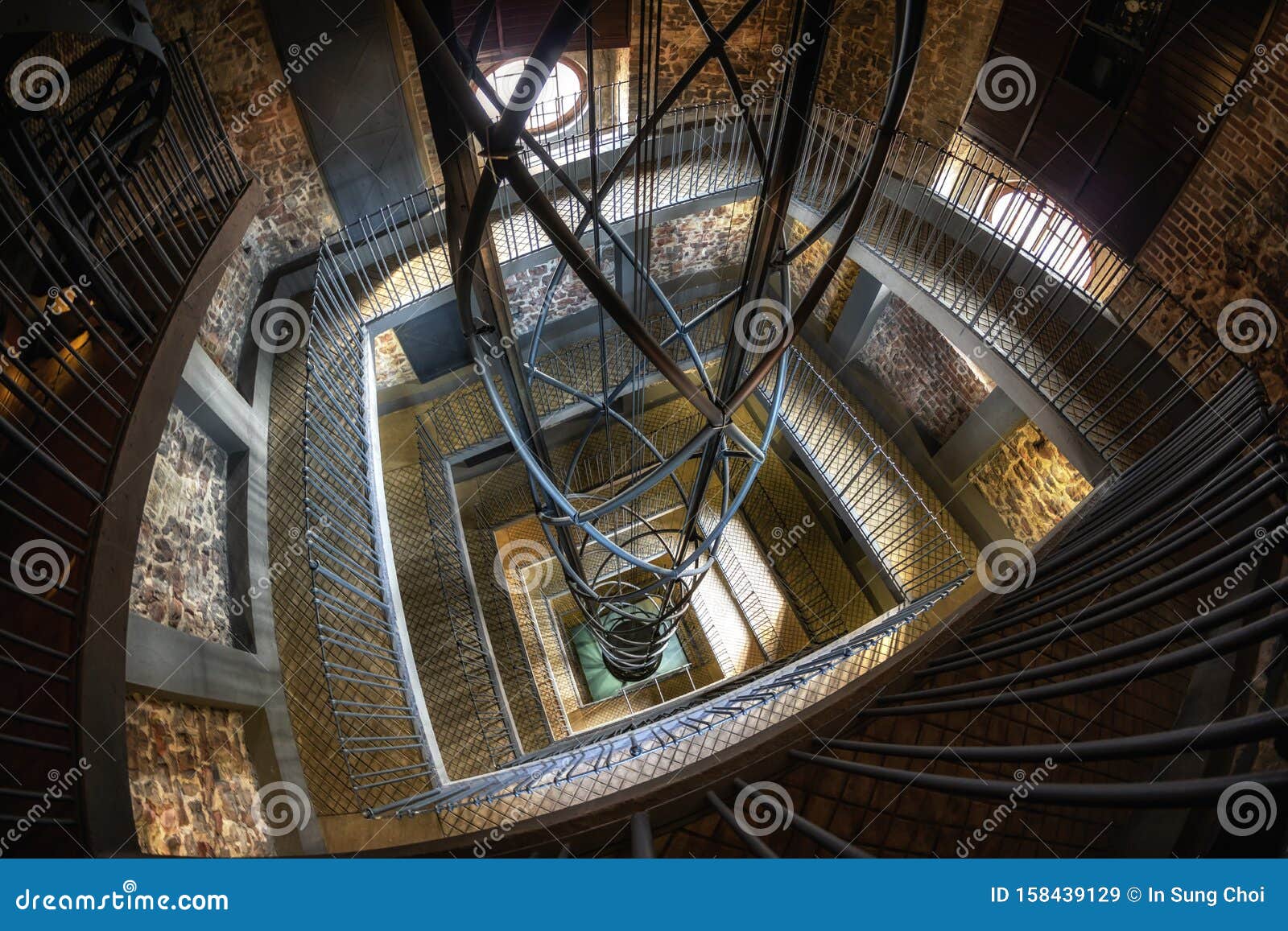 Rathaustaufzug. Altstädter Turmaufzug und die Wendeltreppe im Turm Berühmter Turm in Prag, Tschechische Republik