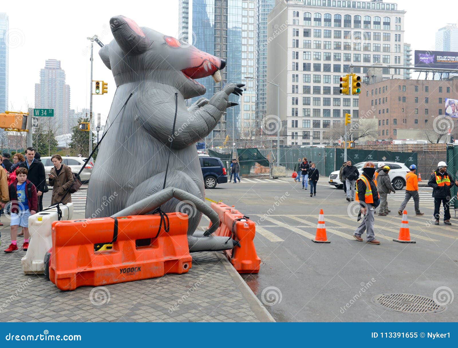 Rato inflável gigante é instalado em rua de Nova York