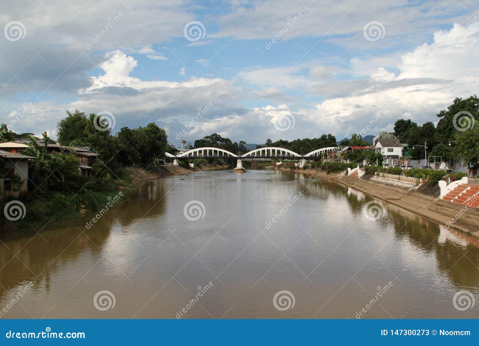 ratsadaphisek bridge across the wang river