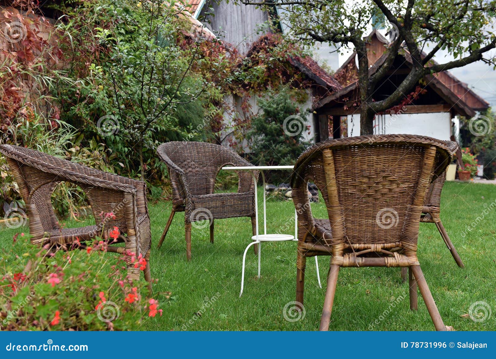 Rattanstuhle Und Weisse Tabelle Stockfoto Bild Von Grun Hotel