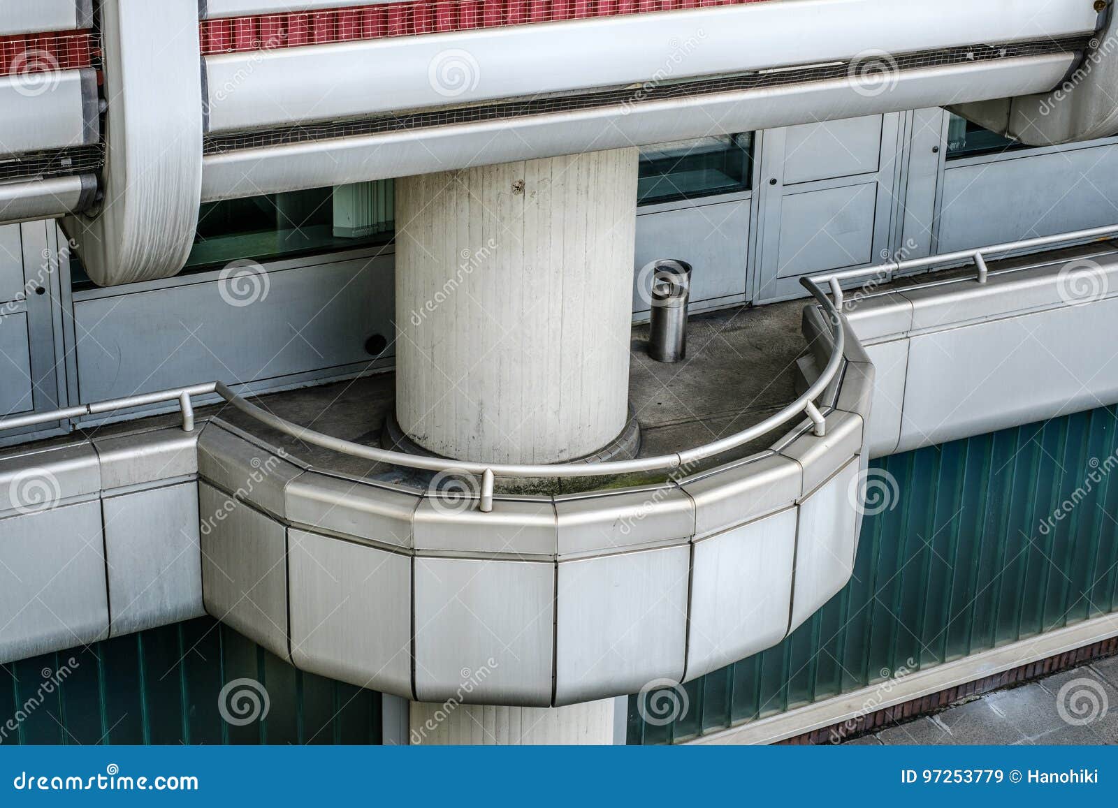 Rauchende Außenseite - Leerer Balkon Mit Aschenbecher Stockbild - Bild von  bereich, architektur: 97253779