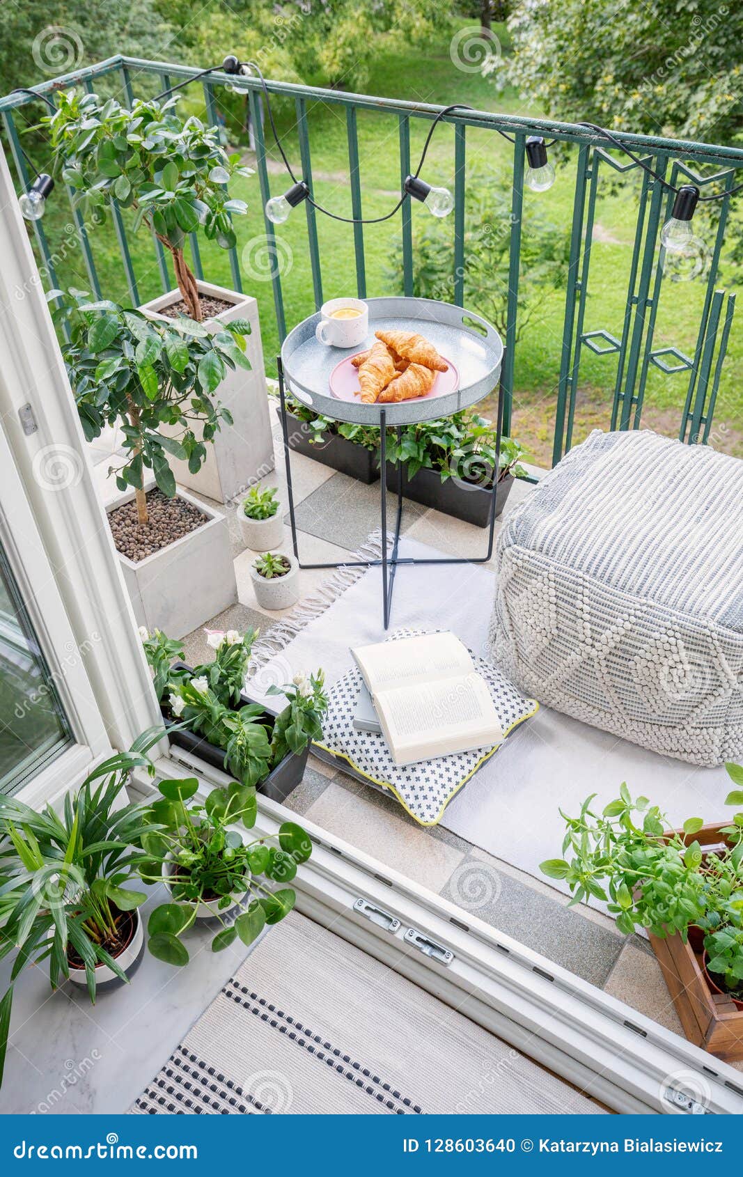 Raum Für Mahlzeit Und Entspannung Auf Einem Grünen Balkon Mit