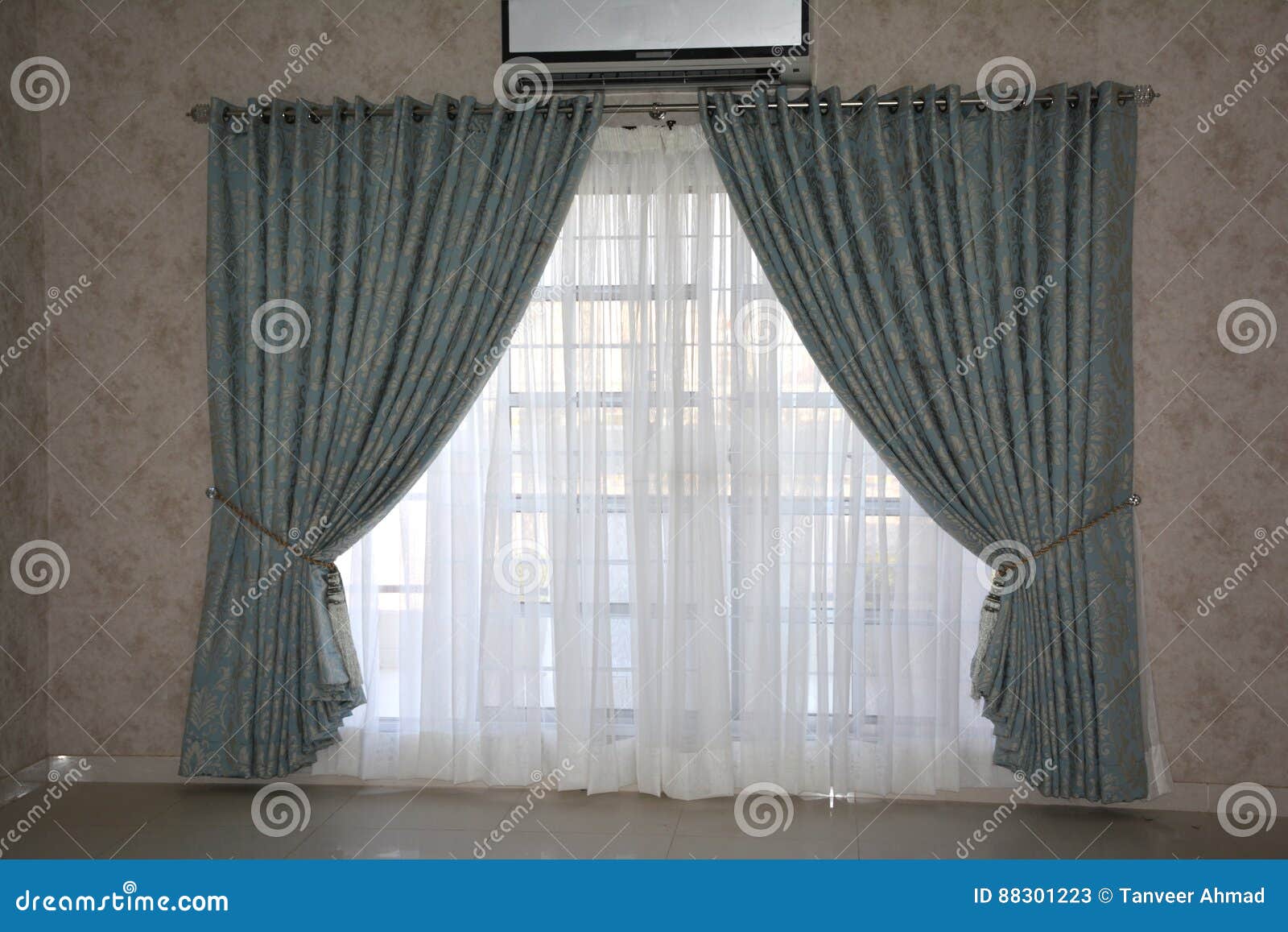 https://thumbs.dreamstime.com/z/raum-innentapetendesign-mit-fenstervorhang-88301223.jpg