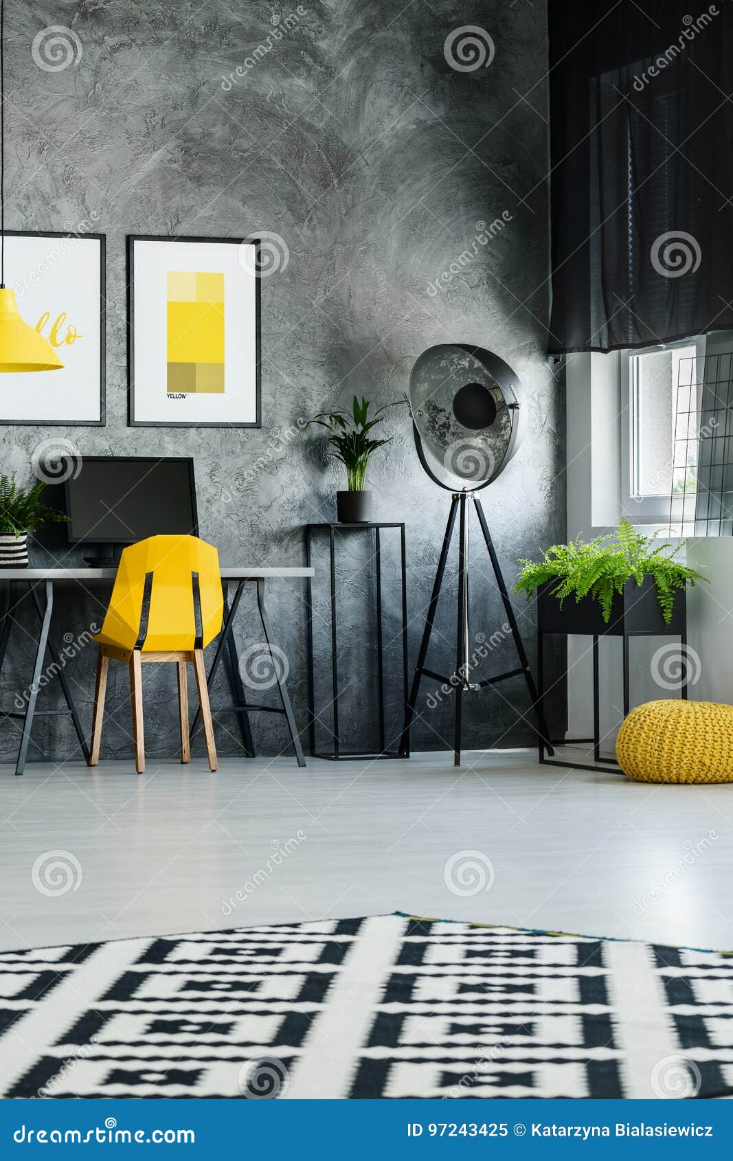 Raum Mit Grauer Wand Und Poster Stockbild Bild Von Mobel Betrieb 97243425